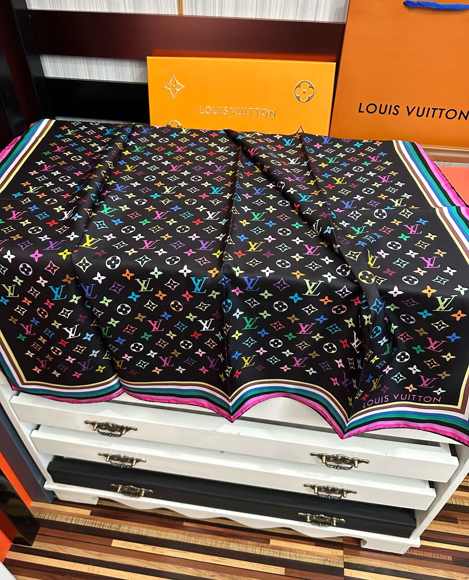 高版本到货太阳 LV 太美了庆祝顶级的设计發风格非常适合夏天搭配色随便怎么围都好看得意方巾出自路易与村上