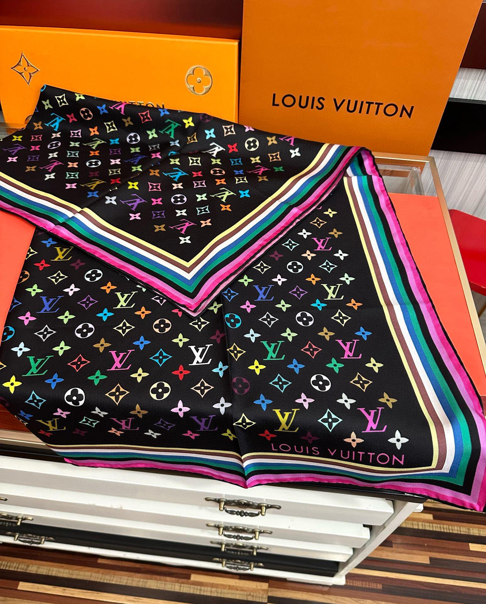 高版本到货太阳 LV 太美了庆祝顶级的设计發风格非常适合夏天搭配色随便怎么围都好看得意方巾出自路易与村上