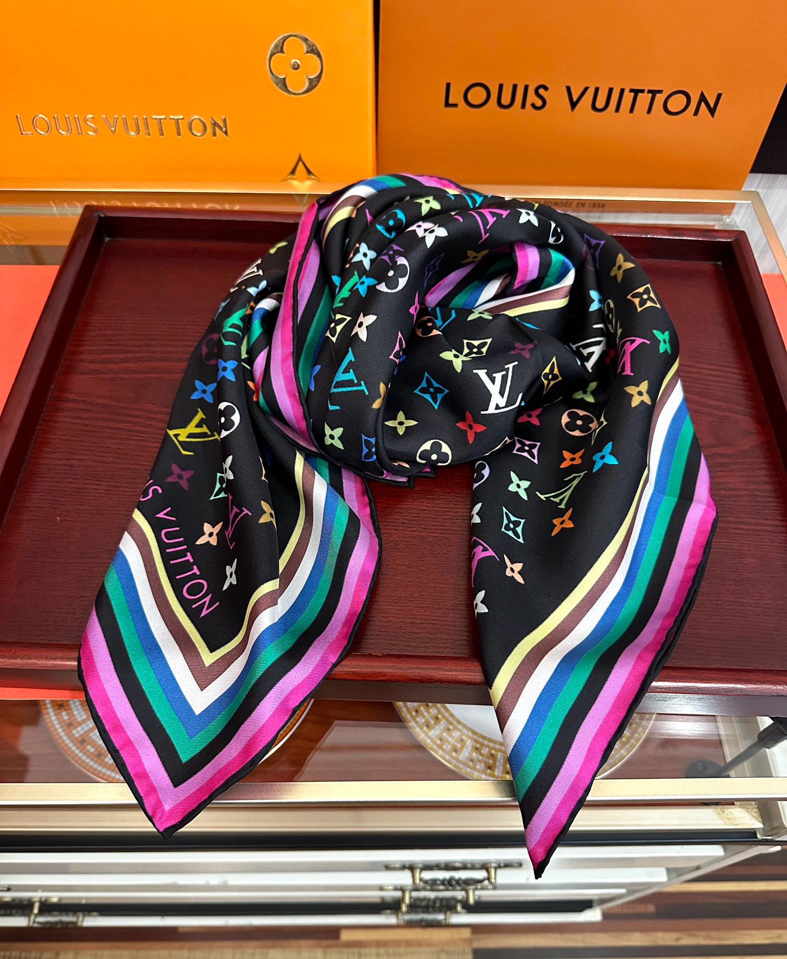 高版本到货太阳 LV 太美了庆祝顶级的设计發风格非常适合夏天搭配色随便怎么围都好看得意方巾出自路易与村上