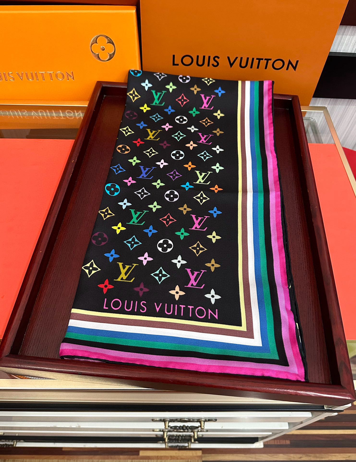 高版本到货太阳 LV 太美了庆祝顶级的设计發风格非常适合夏天搭配色随便怎么围都好看得意方巾出自路易与村上