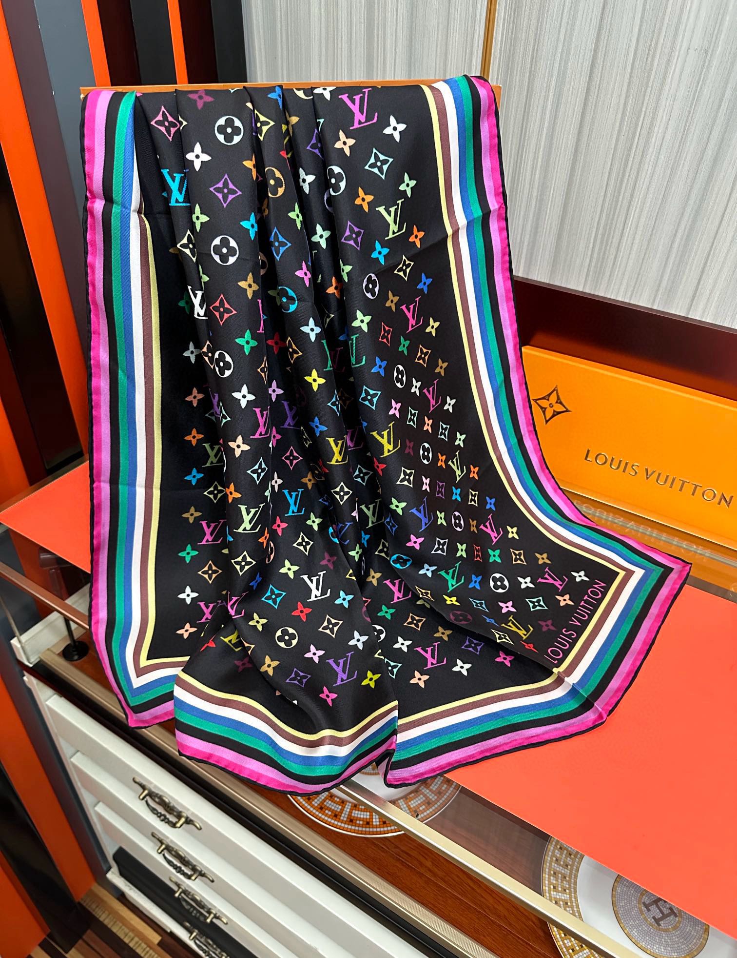 高版本到货太阳 LV 太美了庆祝顶级的设计發风格非常适合夏天搭配色随便怎么围都好看得意方巾出自路易与村上