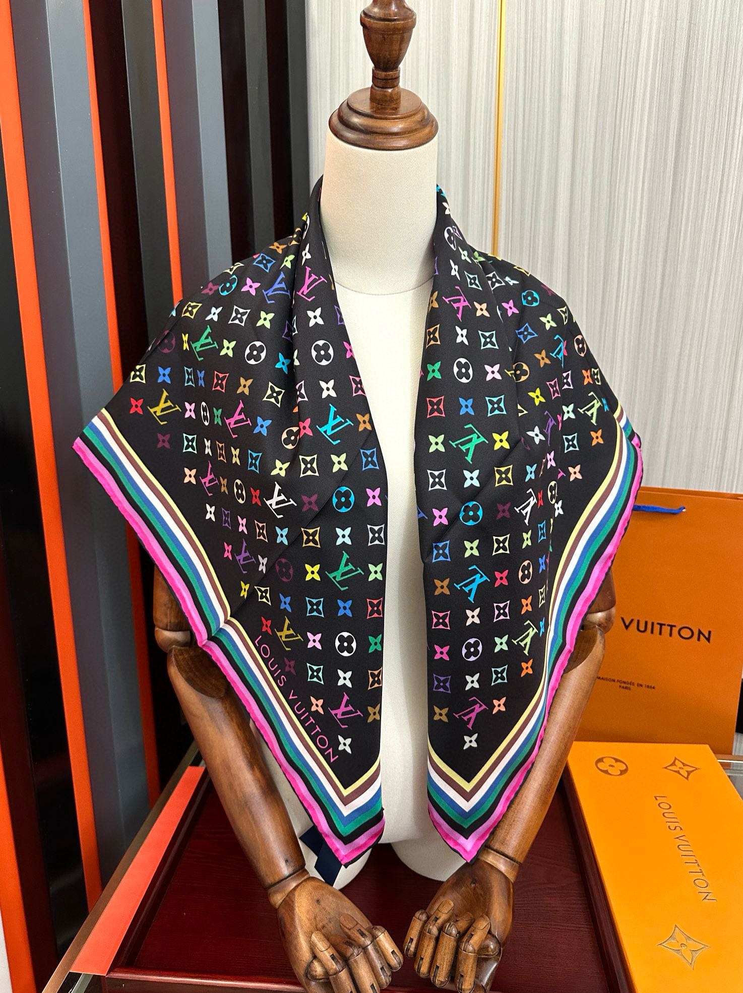 高版本到货太阳 LV 太美了庆祝顶级的设计發风格非常适合夏天搭配色随便怎么围都好看得意方巾出自路易与村上