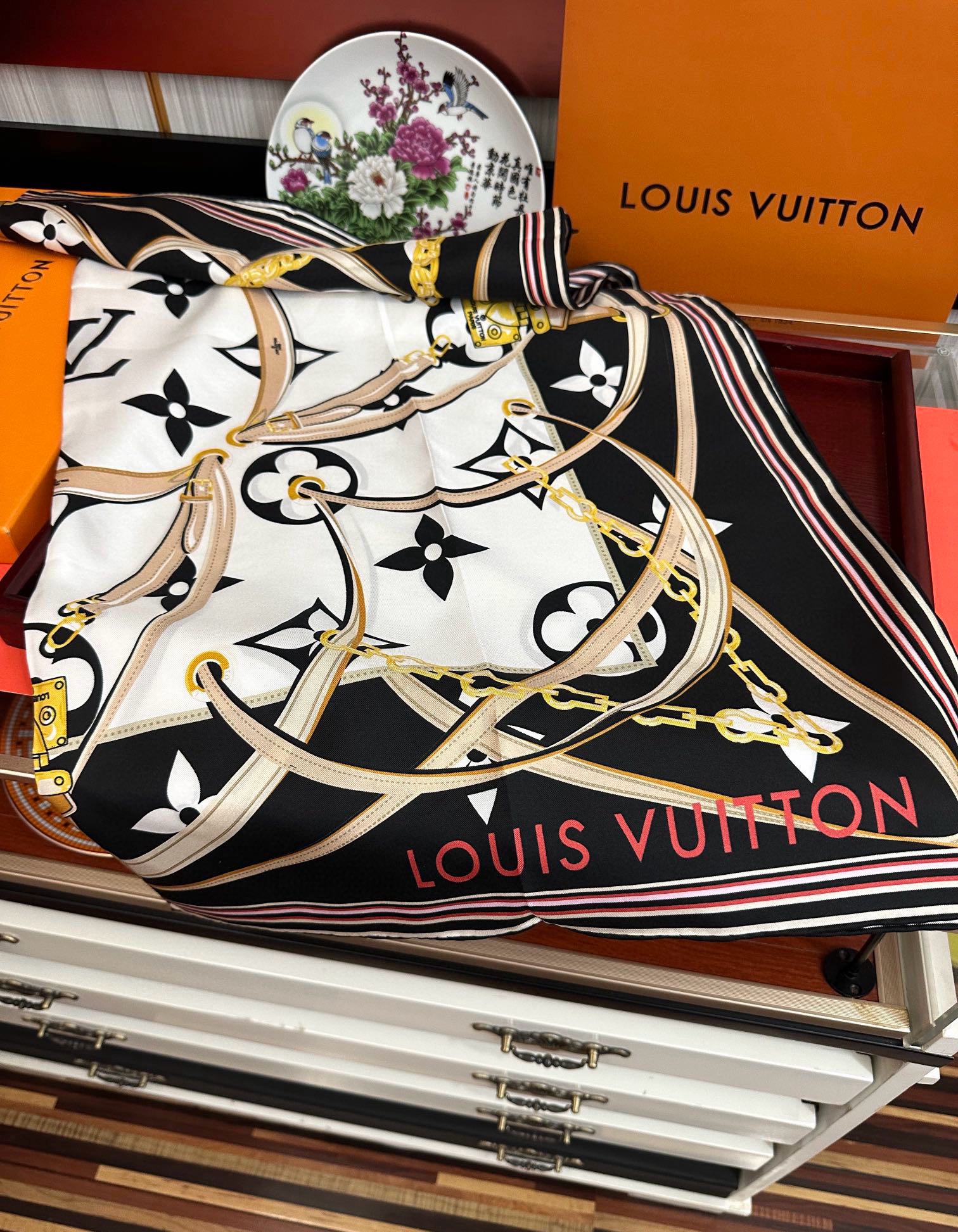 上新2025。💖L家🌟【经典款式】真丝方巾，买了都说好👍下手一定要快【高端 大爱❤️女人尤物 】货极少 