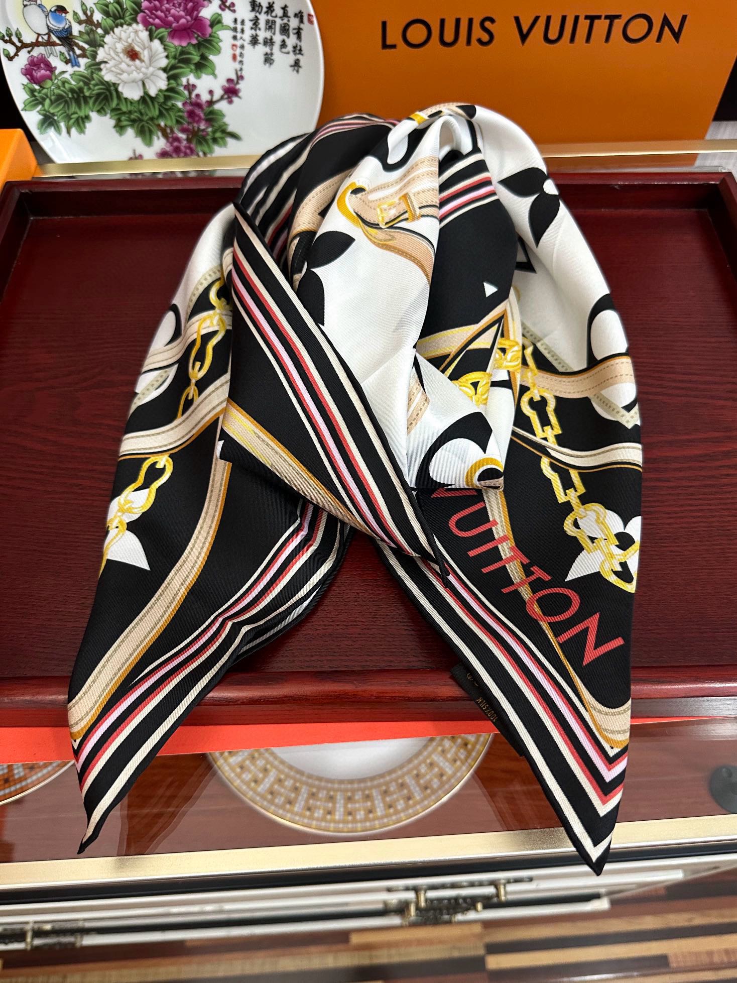 上新2025。💖L家🌟【经典款式】真丝方巾，买了都说好👍下手一定要快【高端 大爱❤️女人尤物 】货极少 