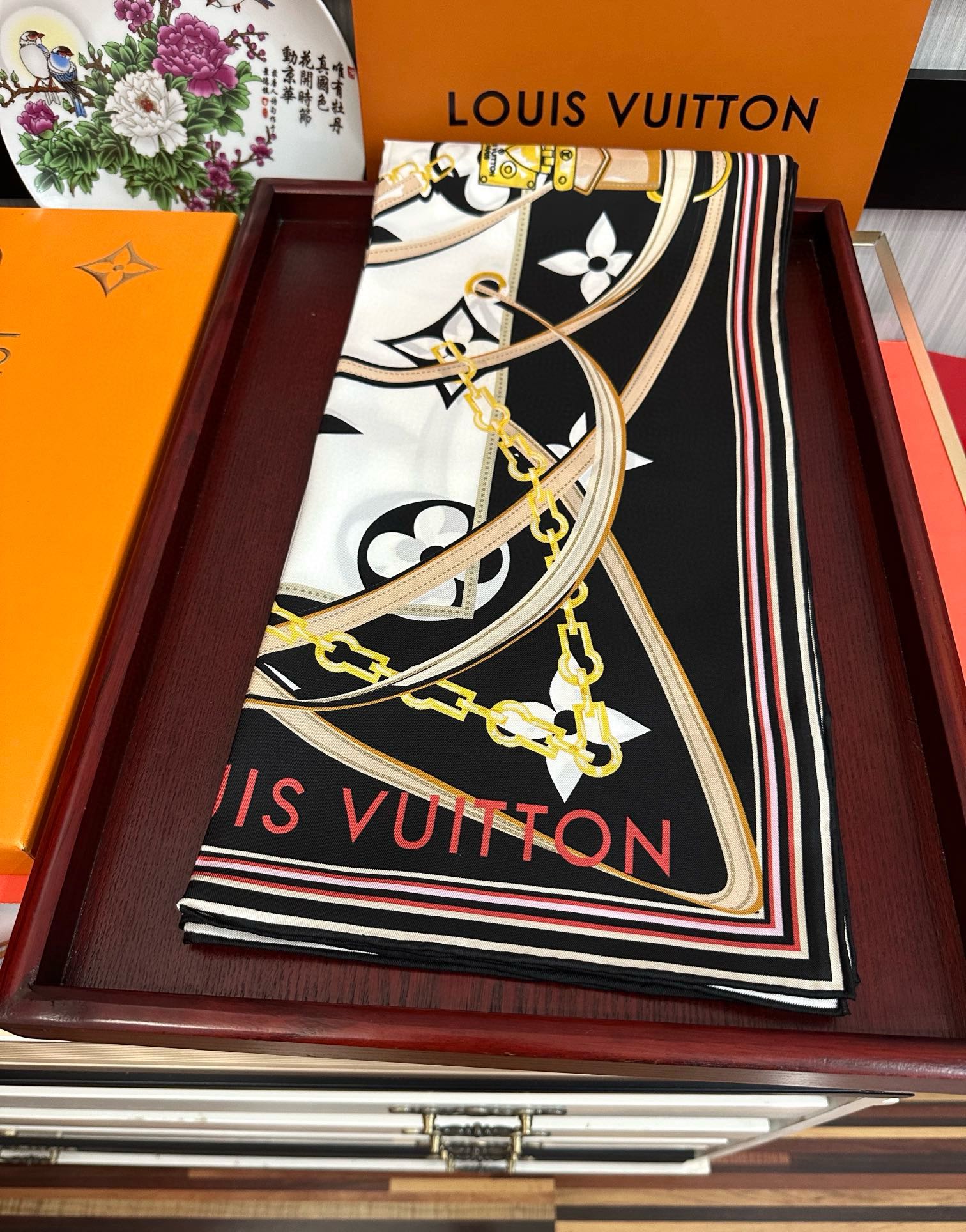 上新2025。💖L家🌟【经典款式】真丝方巾，买了都说好👍下手一定要快【高端 大爱❤️女人尤物 】货极少 