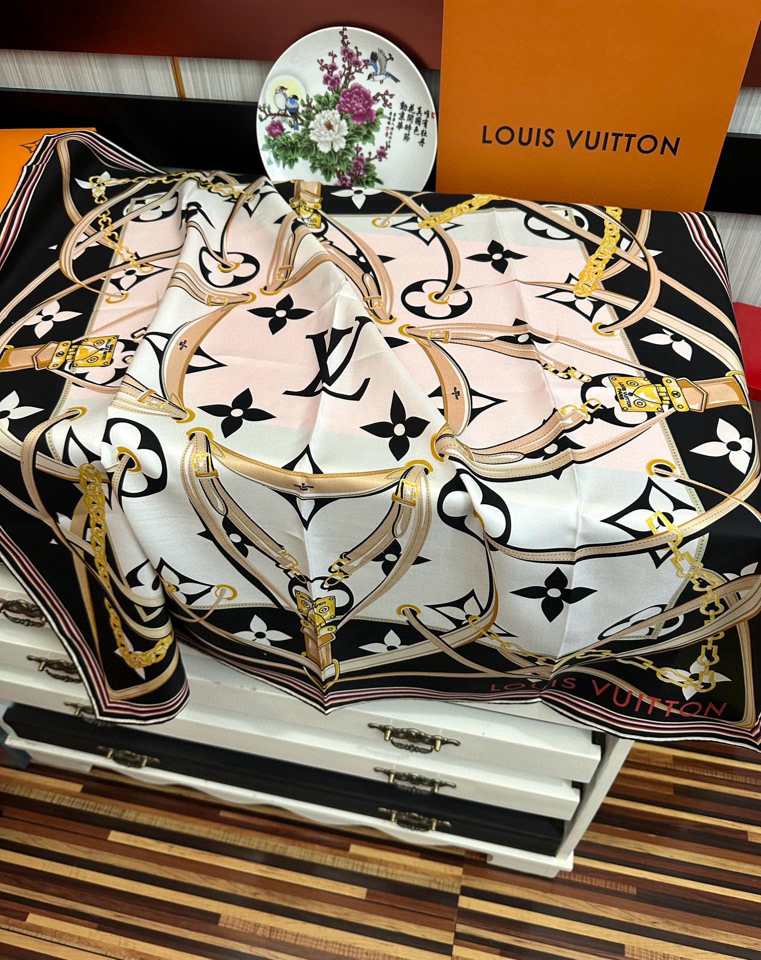 上新2025。💖L家🌟【经典款式】真丝方巾，买了都说好👍下手一定要快【高端 大爱❤️女人尤物 】货极少 