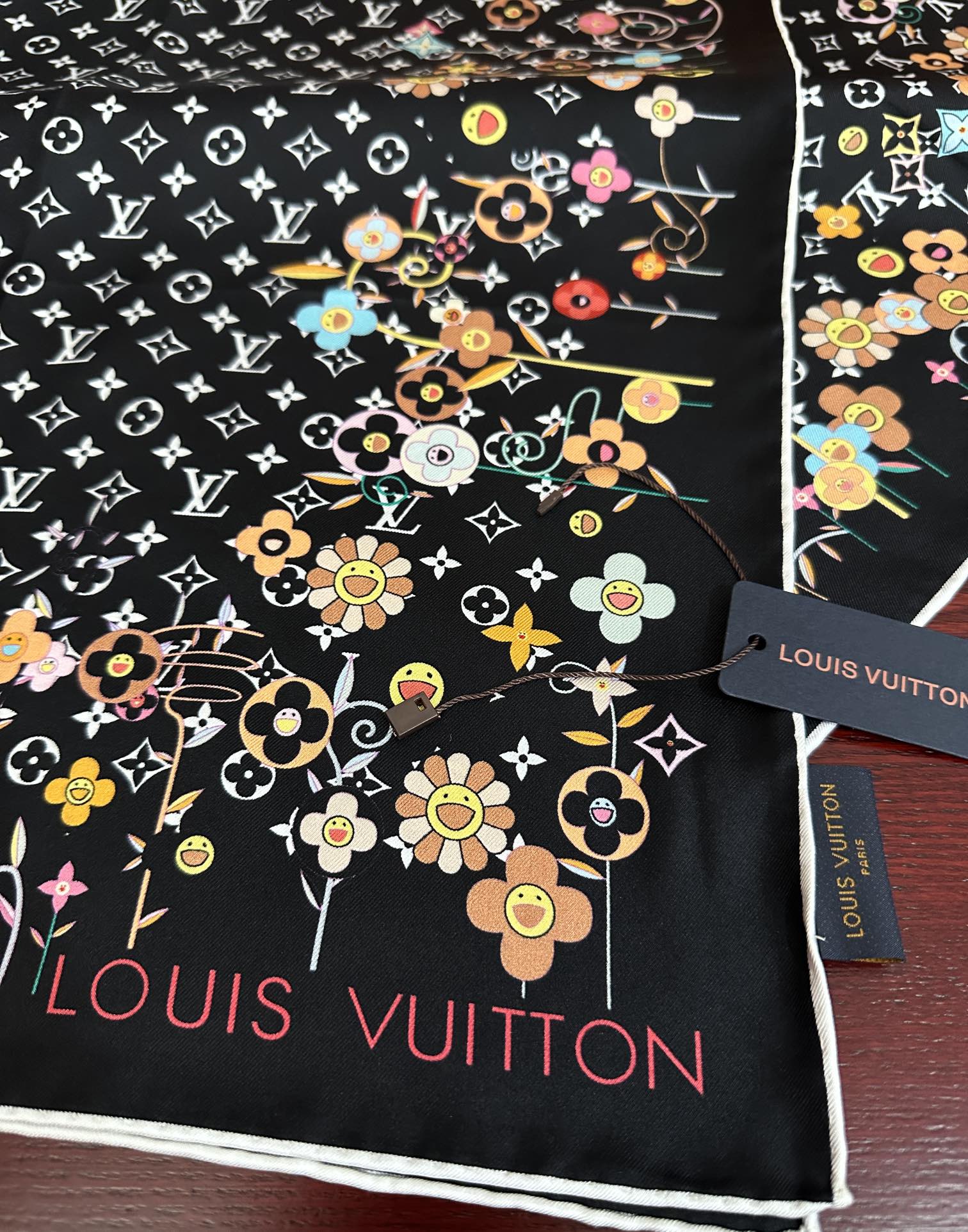 🔥高版本LV官网同步【双面同色】庆祝2025最新款“L家”通过别致的经典色彩向原创设计致敬太阳作品未经重