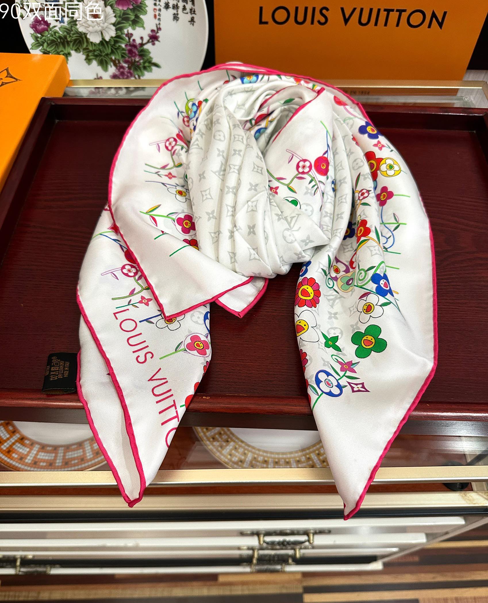 🔥高版本LV官网同步【双面同色】庆祝2025最新款“L家”通过别致的经典色彩向原创设计致敬太阳作品未经重