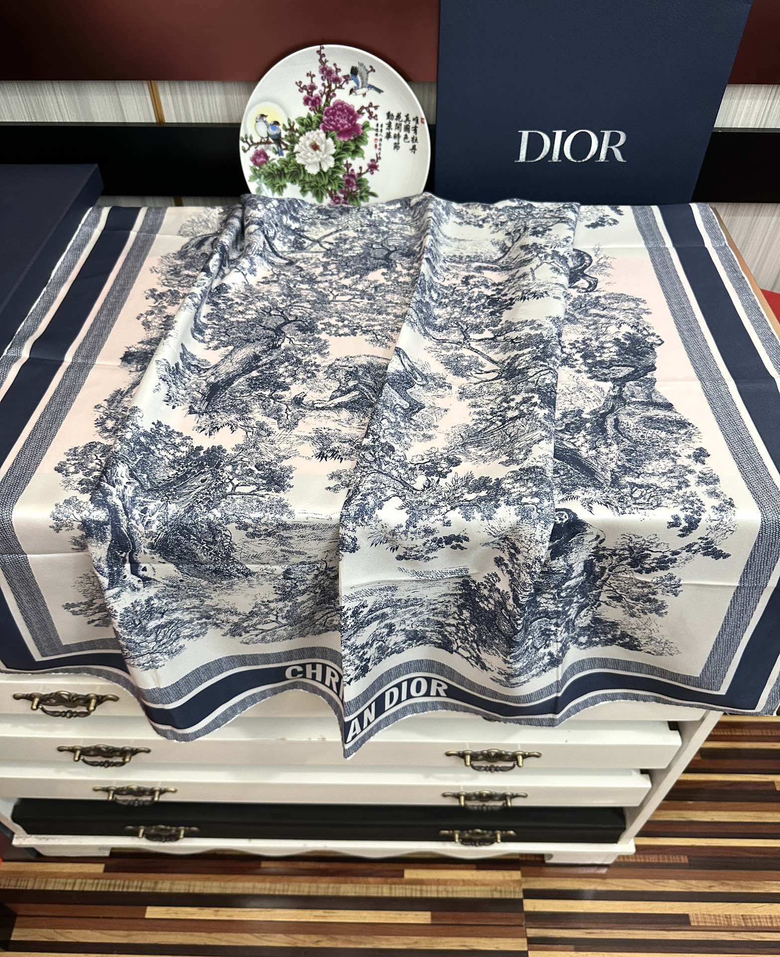 🔥Dior 印花方巾 2025【18姆米双面同色】庆祝Sauvage 茹伊印花这款方巾以经典的 Sauv