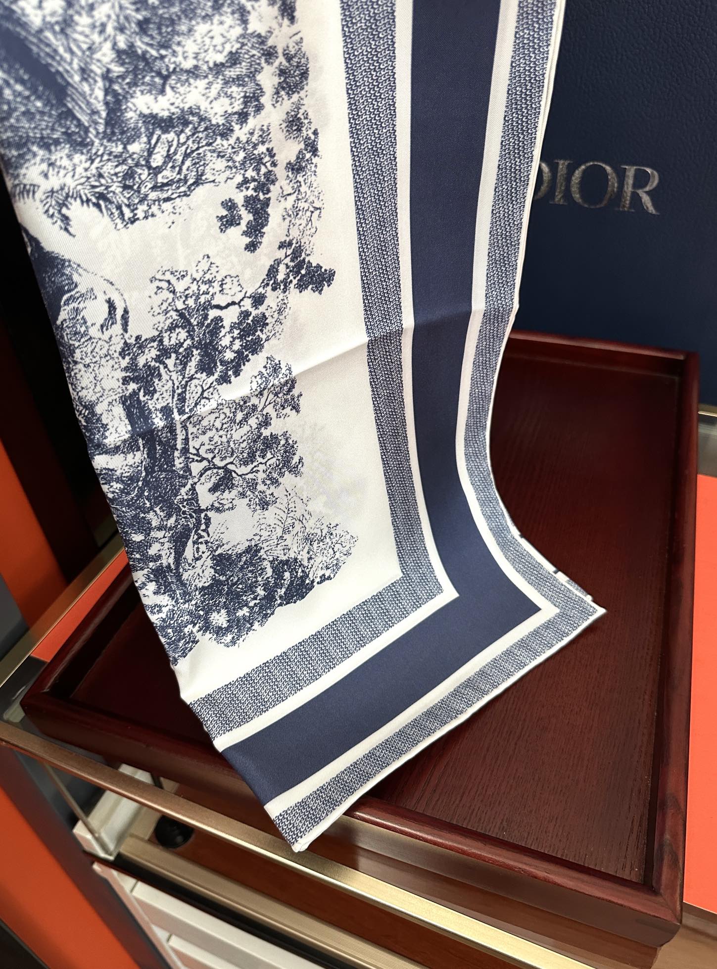 🔥Dior 印花方巾 2025【18姆米双面同色】庆祝Sauvage 茹伊印花这款方巾以经典的 Sauv