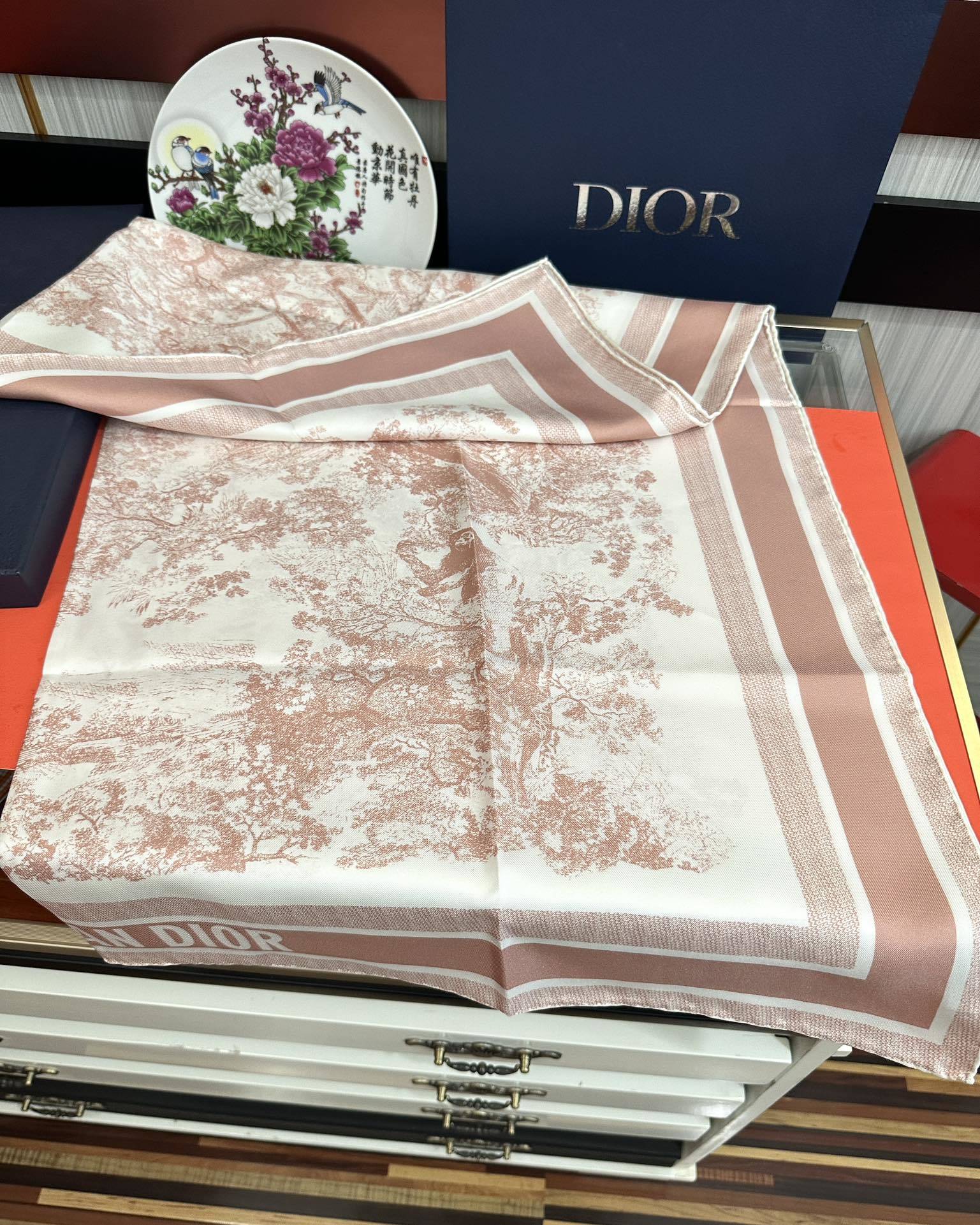 🔥Dior 印花方巾 2025【18姆米双面同色】庆祝Sauvage 茹伊印花这款方巾以经典的 Sauv