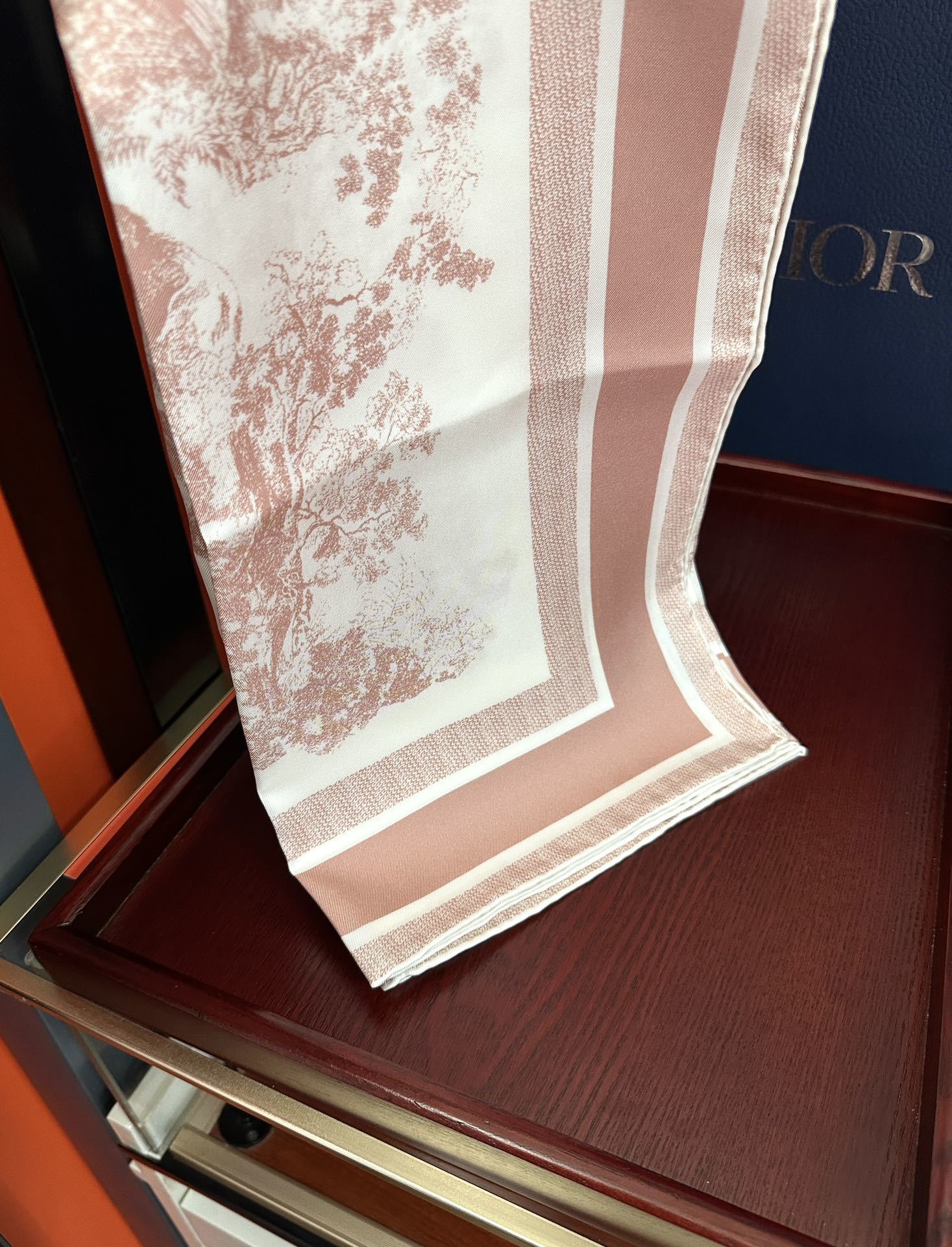 🔥Dior 印花方巾 2025【18姆米双面同色】庆祝Sauvage 茹伊印花这款方巾以经典的 Sauv