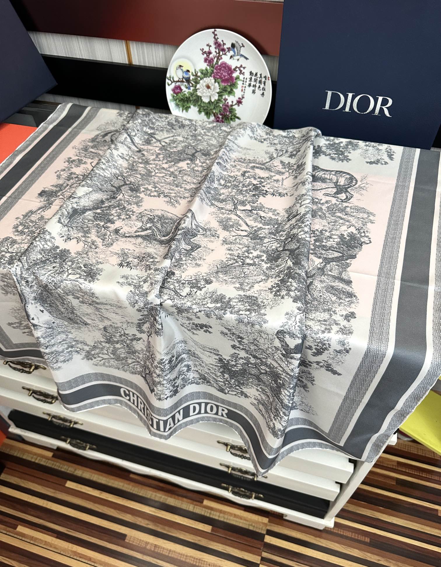 🔥Dior 印花方巾 2025【18姆米双面同色】庆祝Sauvage 茹伊印花这款方巾以经典的 Sauv