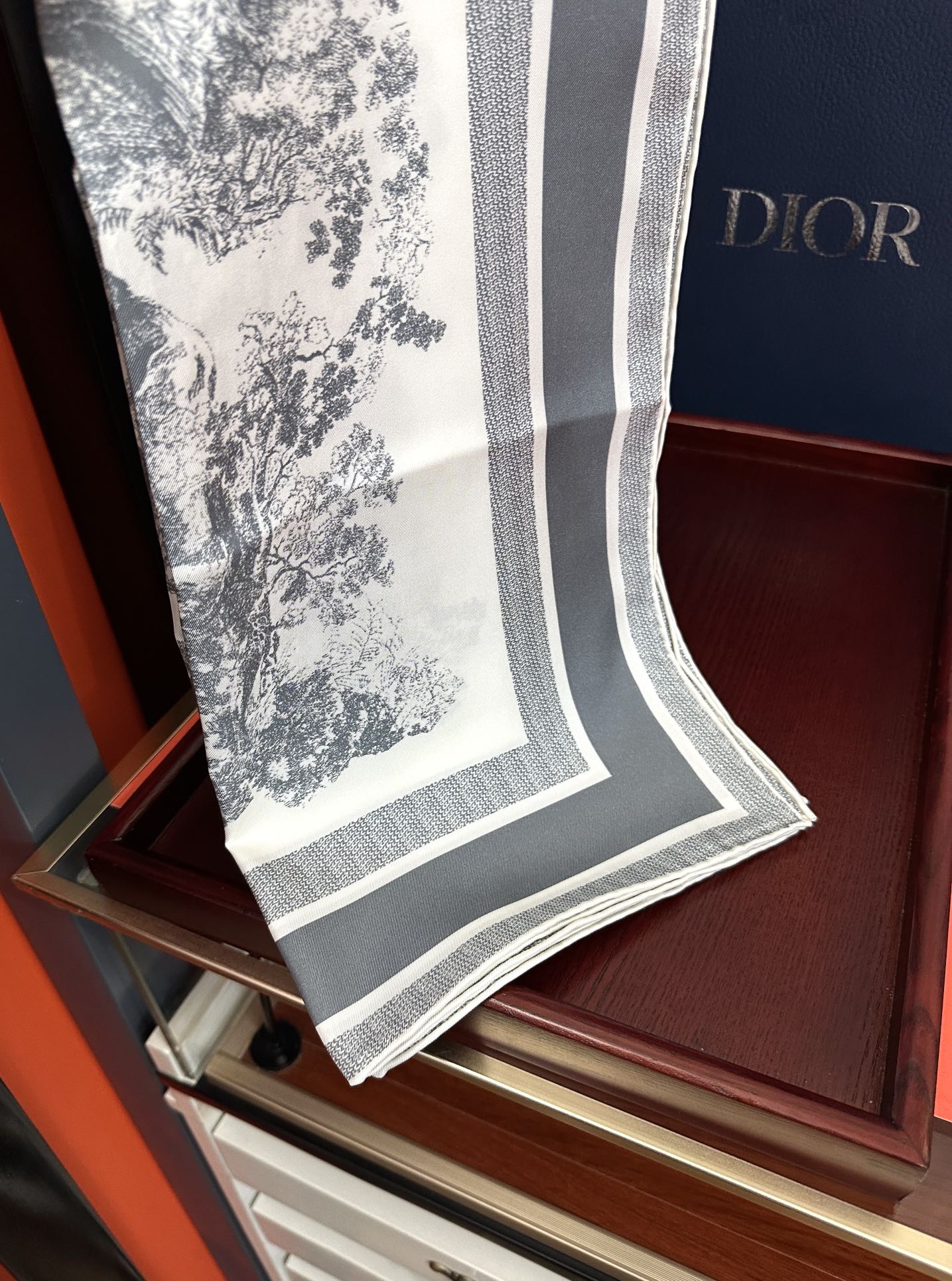 🔥Dior 印花方巾 2025【18姆米双面同色】庆祝Sauvage 茹伊印花这款方巾以经典的 Sauv