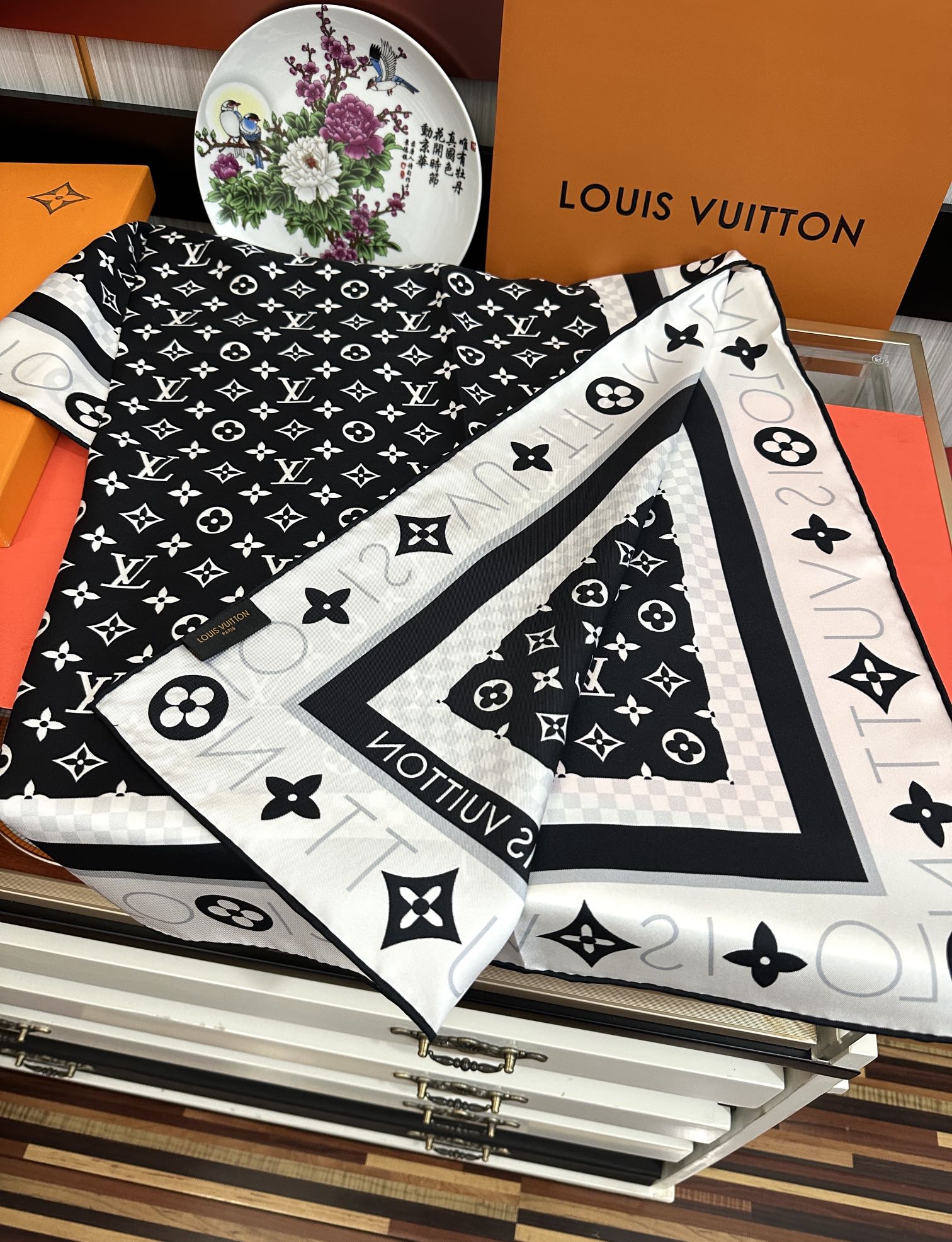 太阳 LV 25官网同步【双面同色】随便怎么围都好看發太美了庆祝顶级的设计發风格非常适合夏天搭配色随便怎