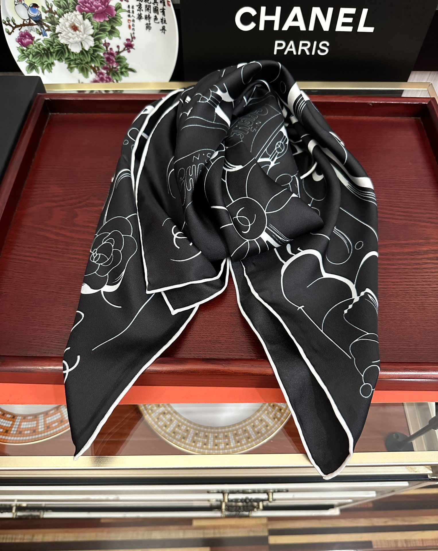 🔥 香奈儿 【山茶花5号香水瓶】👍2025香奶奶永远都是比较经典發一条印有5号香水瓶跟四叶草交织图案巧妙