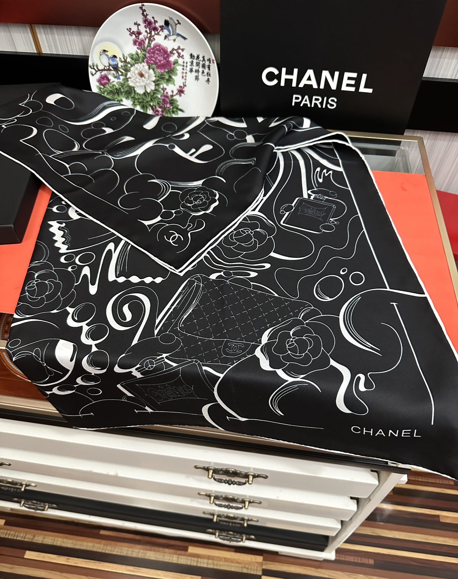 🔥 香奈儿 【山茶花5号香水瓶】👍2025香奶奶永远都是比较经典發一条印有5号香水瓶跟四叶草交织图案巧妙