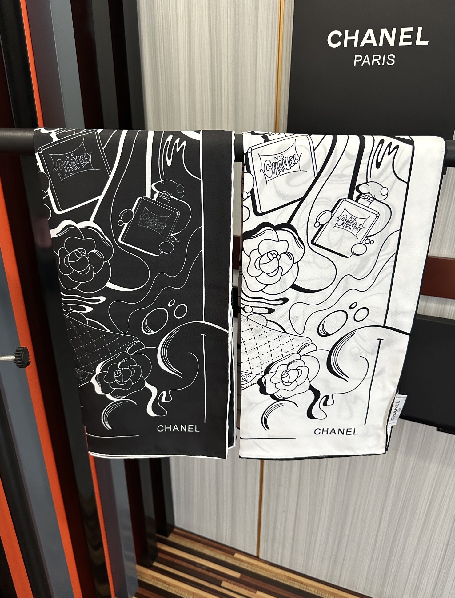 🔥 香奈儿 【山茶花5号香水瓶】👍2025香奶奶永远都是比较经典發一条印有5号香水瓶跟四叶草交织图案巧妙