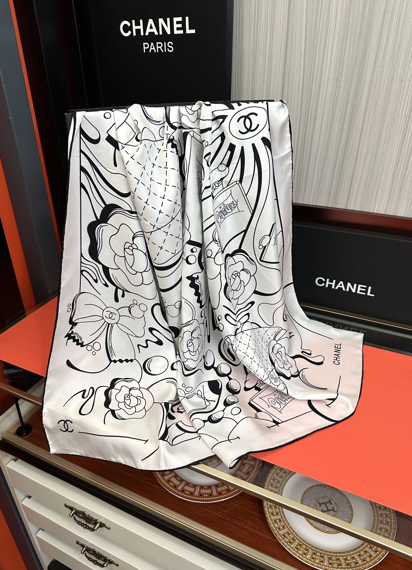 🔥 香奈儿 【山茶花5号香水瓶】👍2025香奶奶永远都是比较经典發一条印有5号香水瓶跟四叶草交织图案巧妙