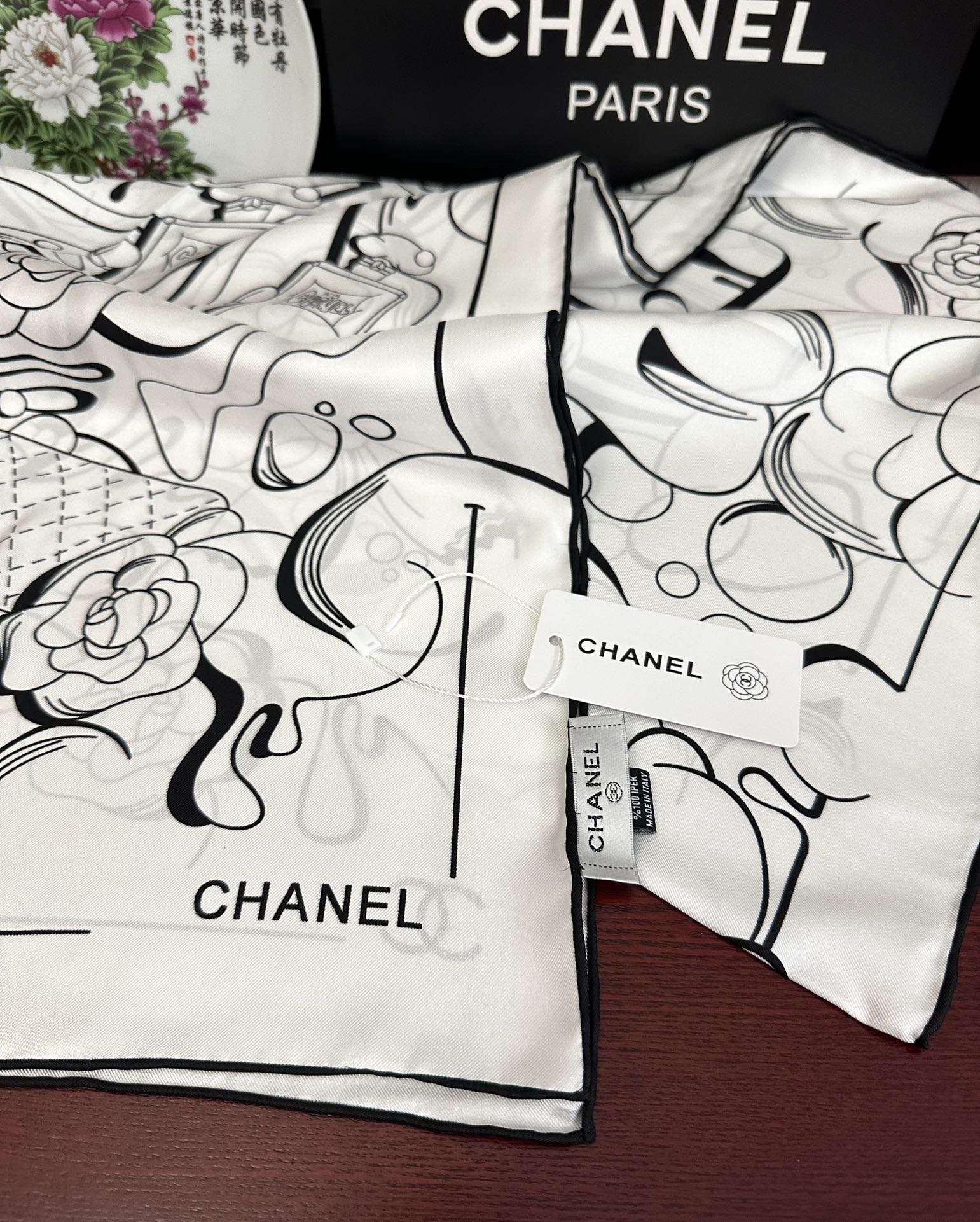 🔥 香奈儿 【山茶花5号香水瓶】👍2025香奶奶永远都是比较经典發一条印有5号香水瓶跟四叶草交织图案巧妙