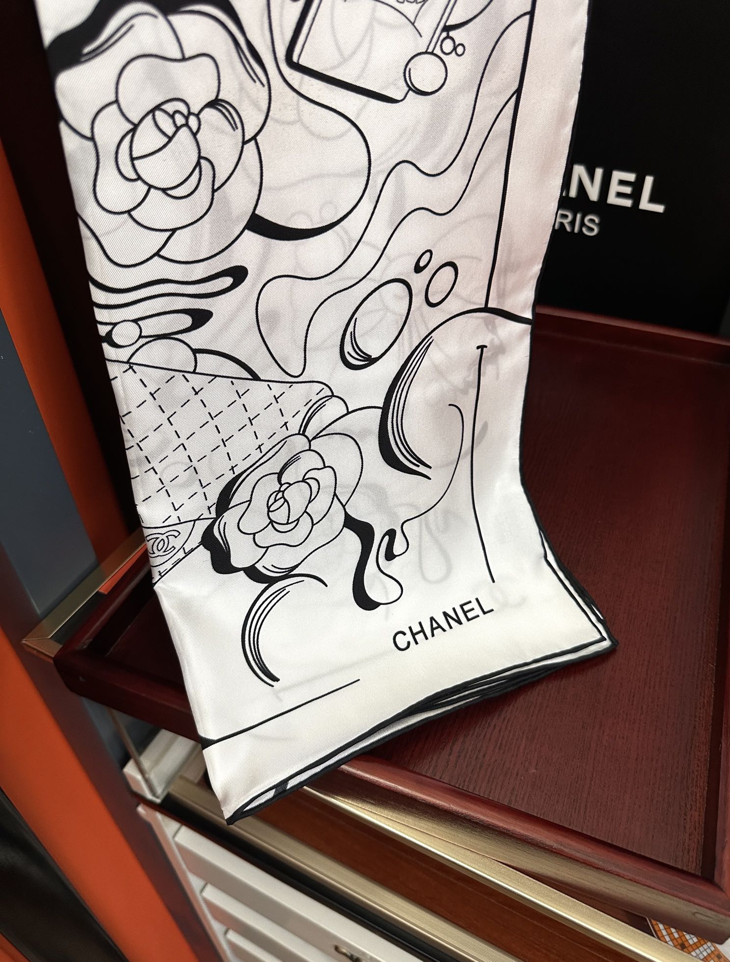 🔥 香奈儿 【山茶花5号香水瓶】👍2025香奶奶永远都是比较经典發一条印有5号香水瓶跟四叶草交织图案巧妙