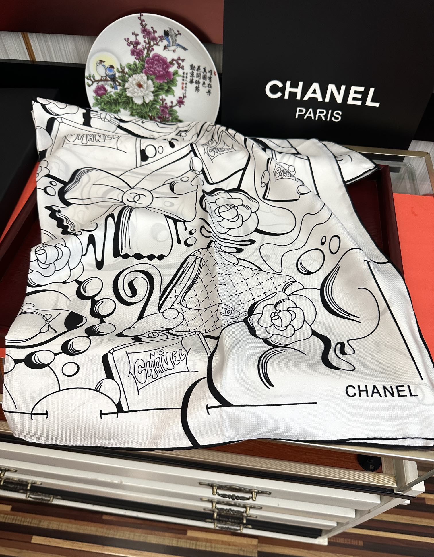 🔥 香奈儿 【山茶花5号香水瓶】👍2025香奶奶永远都是比较经典發一条印有5号香水瓶跟四叶草交织图案巧妙