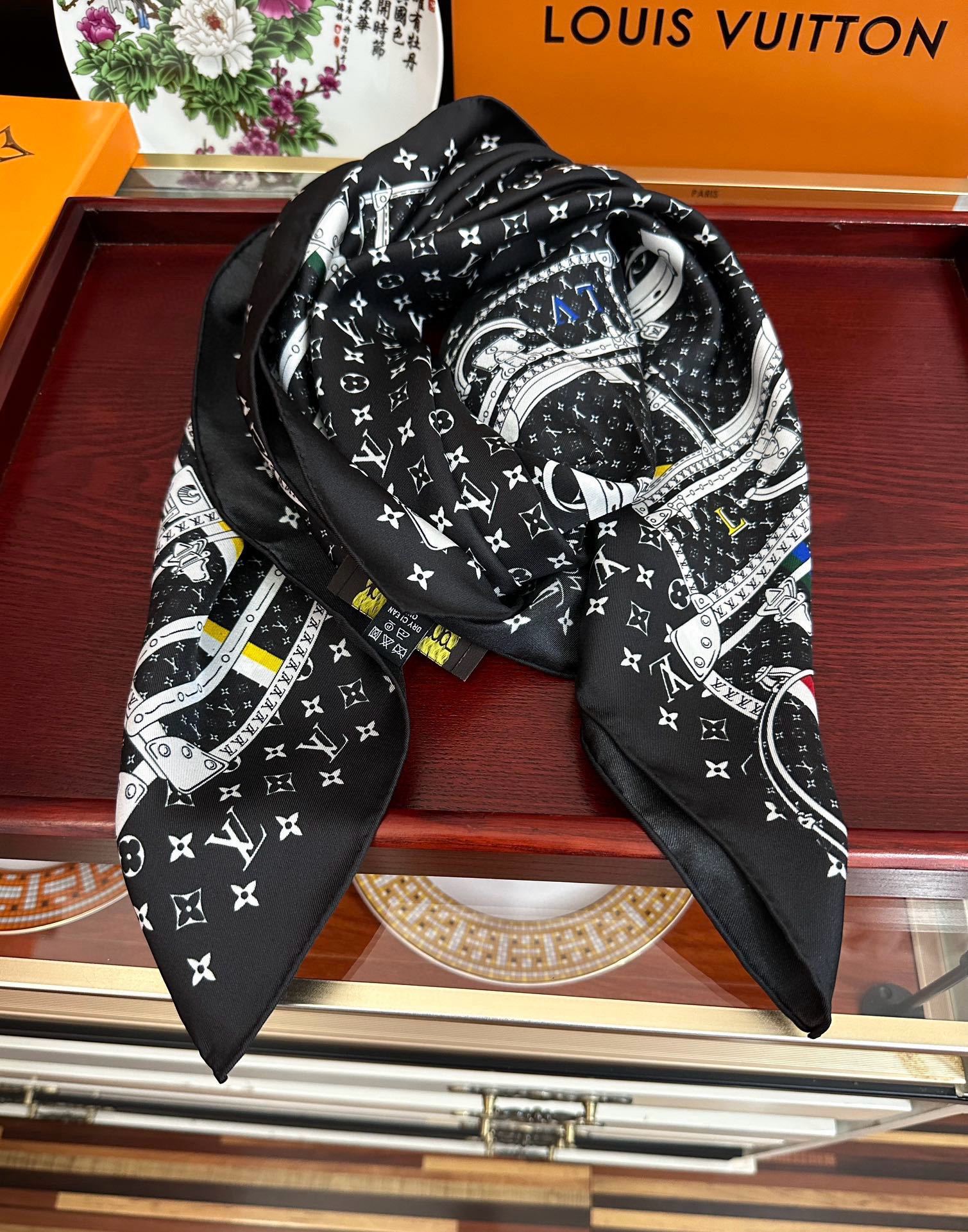 上新2025 最新款LV🌟【经典款式】真丝方巾,买了都说好👍下手一定要快【高端 大爱❤️女人尤物 】货极