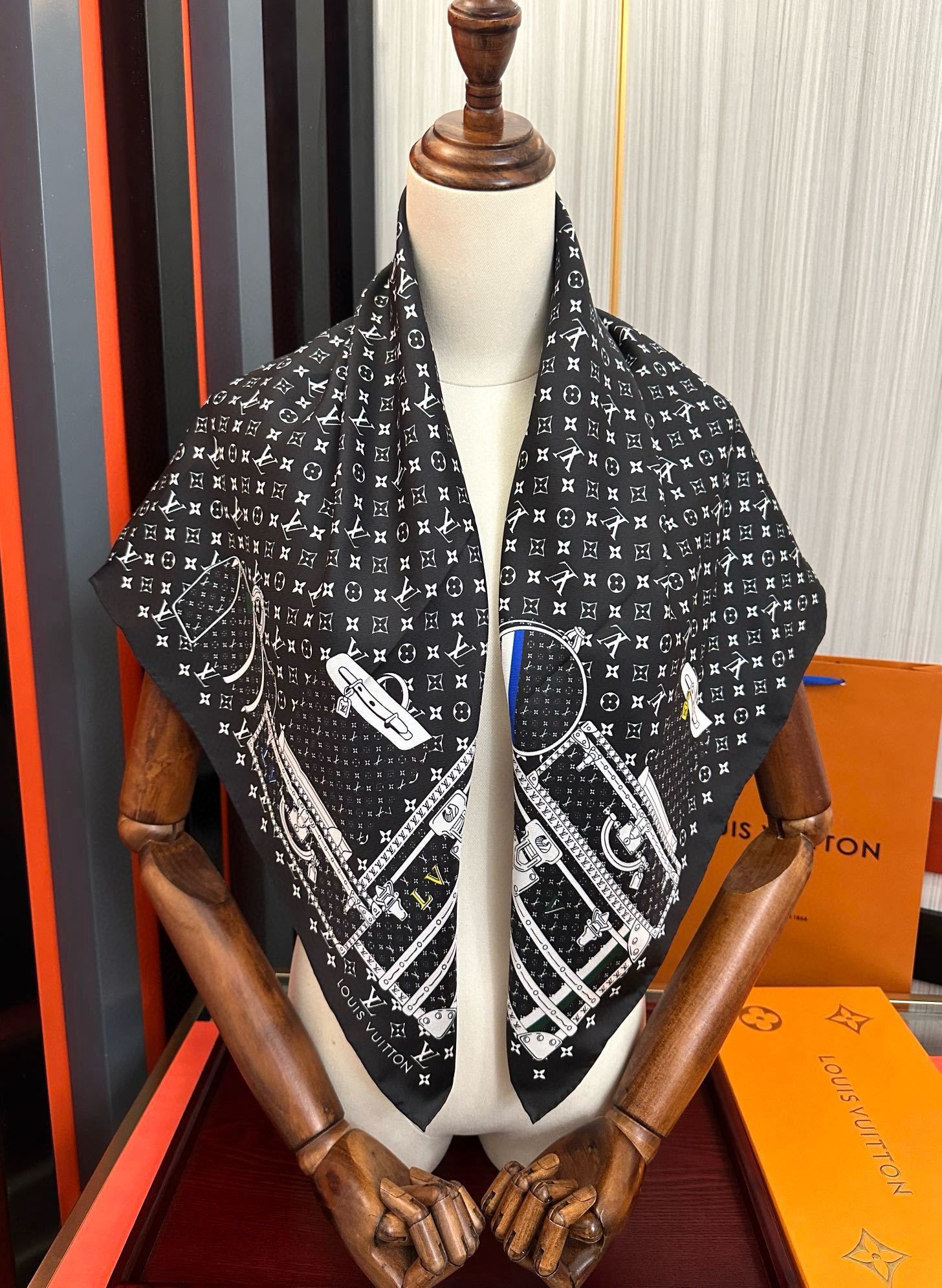 上新2025 最新款LV🌟【经典款式】真丝方巾,买了都说好👍下手一定要快【高端 大爱❤️女人尤物 】货极