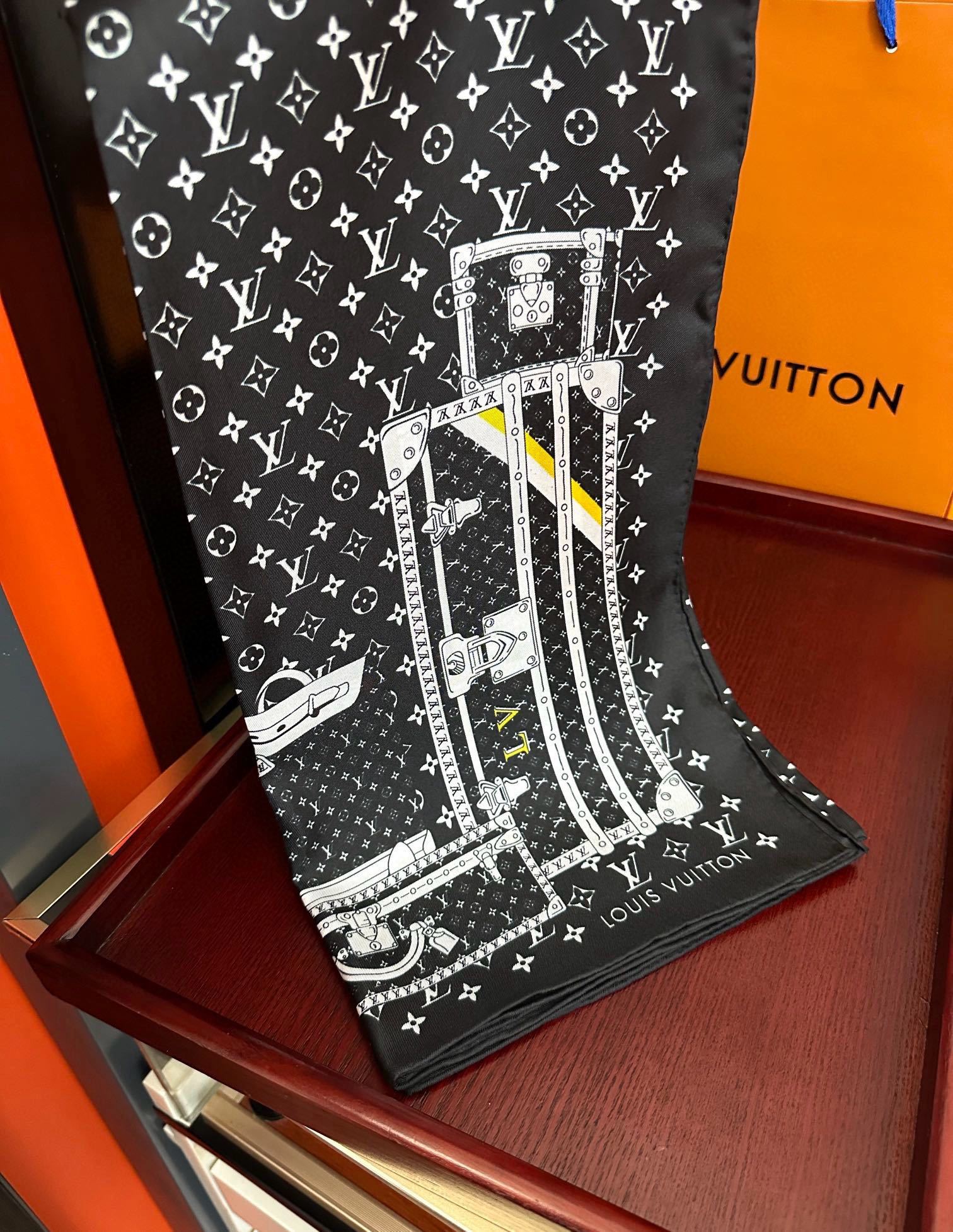 上新2025 最新款LV🌟【经典款式】真丝方巾,买了都说好👍下手一定要快【高端 大爱❤️女人尤物 】货极