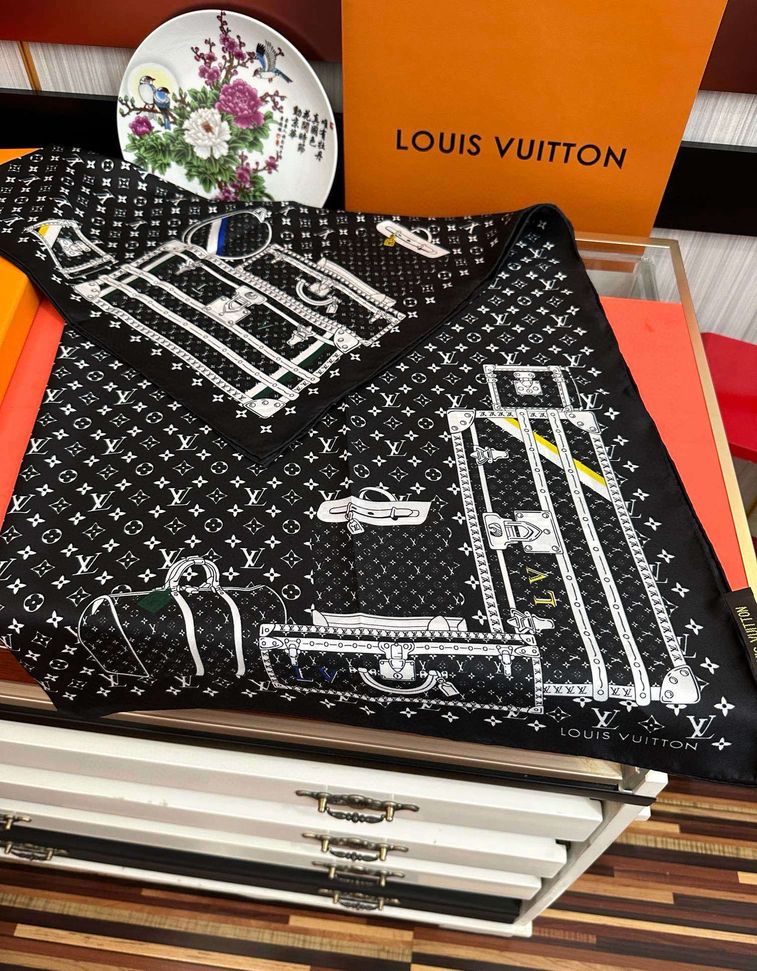 上新2025 最新款LV🌟【经典款式】真丝方巾,买了都说好👍下手一定要快【高端 大爱❤️女人尤物 】货极