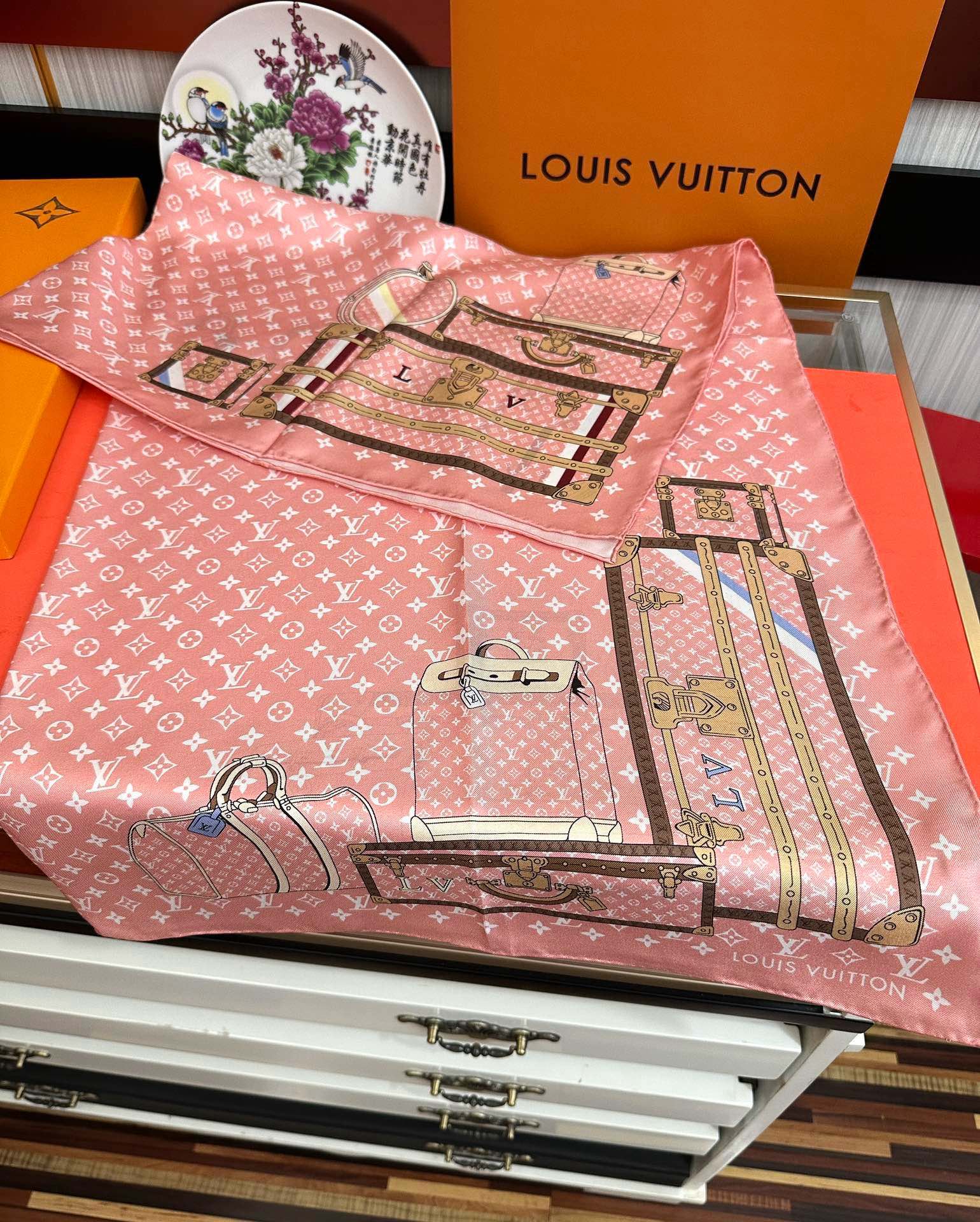 上新2025 最新款LV🌟【经典款式】真丝方巾，买了都说好👍下手一定要快【高端 大爱❤️女人尤物 】货极