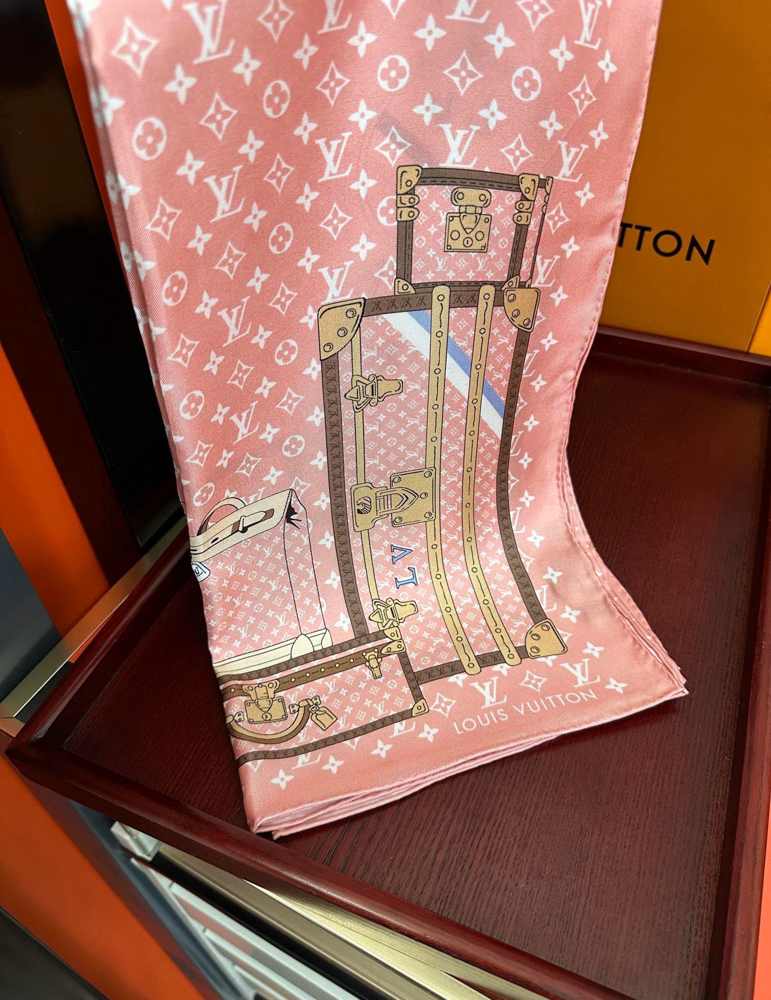 上新2025 最新款LV🌟【经典款式】真丝方巾，买了都说好👍下手一定要快【高端 大爱❤️女人尤物 】货极