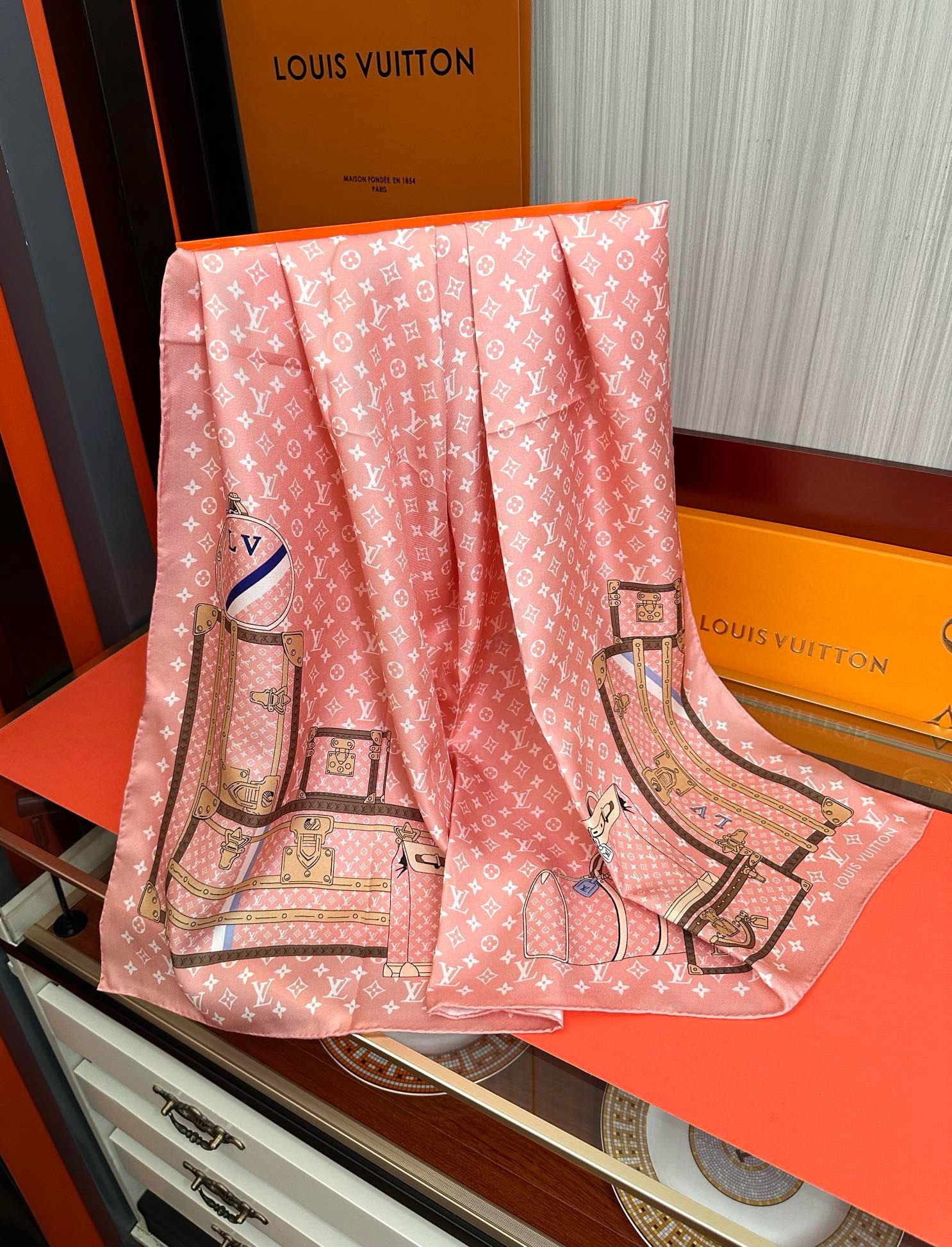 上新2025 最新款LV🌟【经典款式】真丝方巾，买了都说好👍下手一定要快【高端 大爱❤️女人尤物 】货极