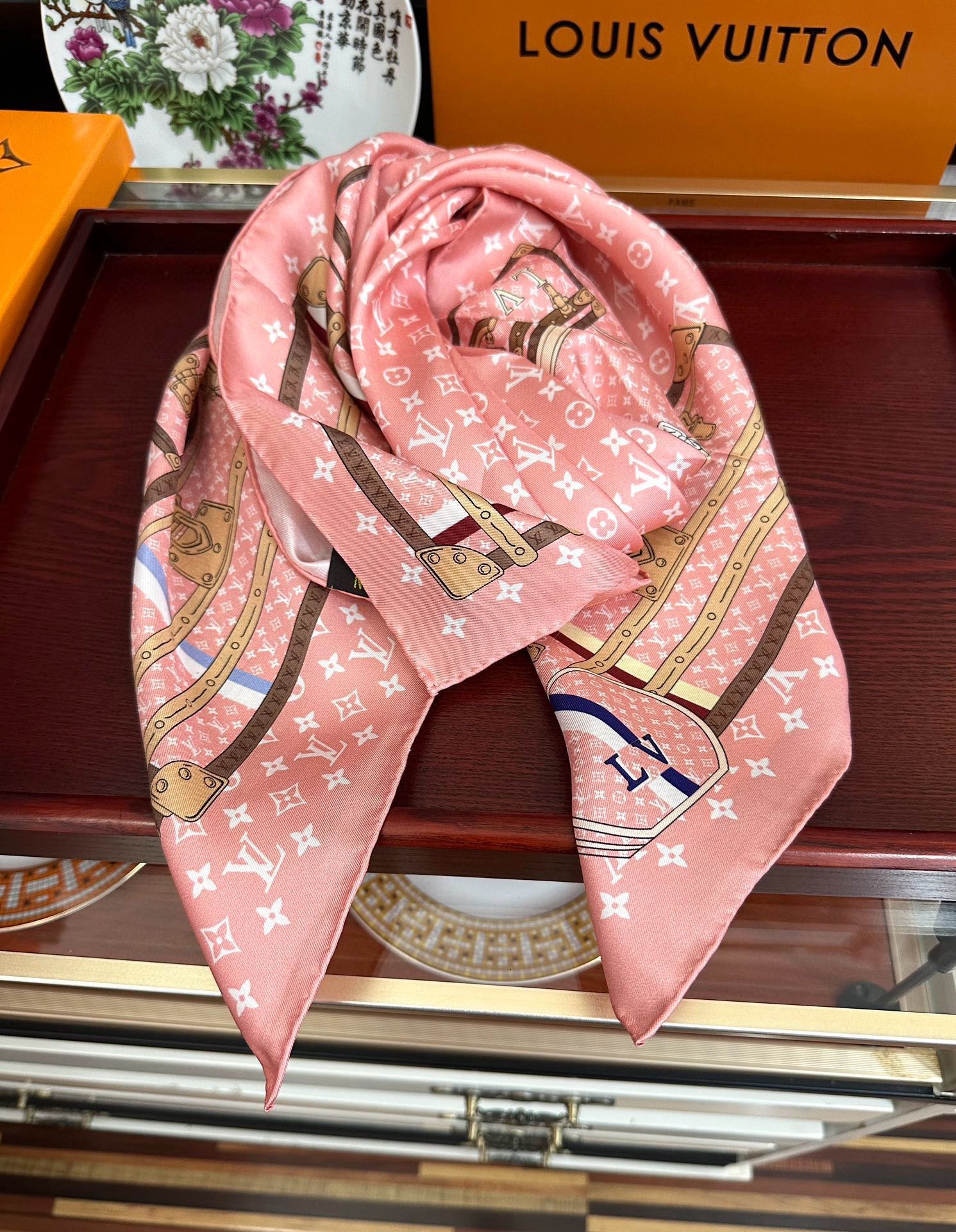 上新2025 最新款LV🌟【经典款式】真丝方巾，买了都说好👍下手一定要快【高端 大爱❤️女人尤物 】货极