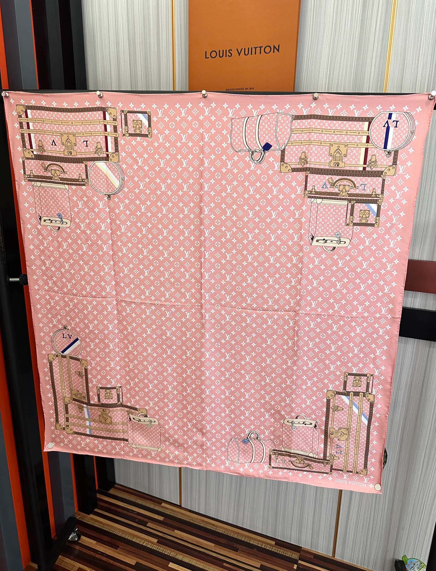 上新2025 最新款LV🌟【经典款式】真丝方巾，买了都说好👍下手一定要快【高端 大爱❤️女人尤物 】货极