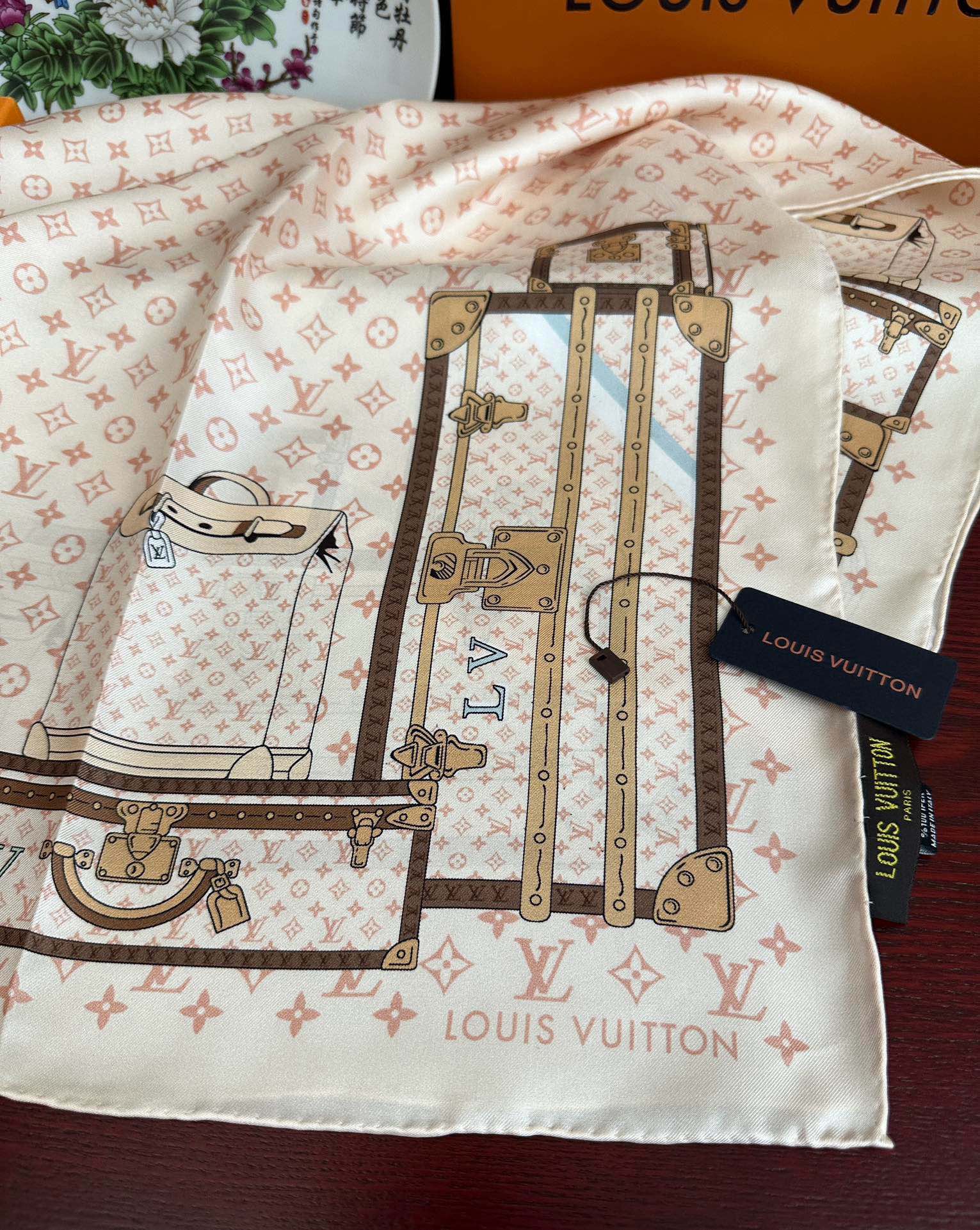 上新2025 最新款LV🌟【经典款式】真丝方巾，买了都说好👍下手一定要快【高端 大爱❤️女人尤物 】货极