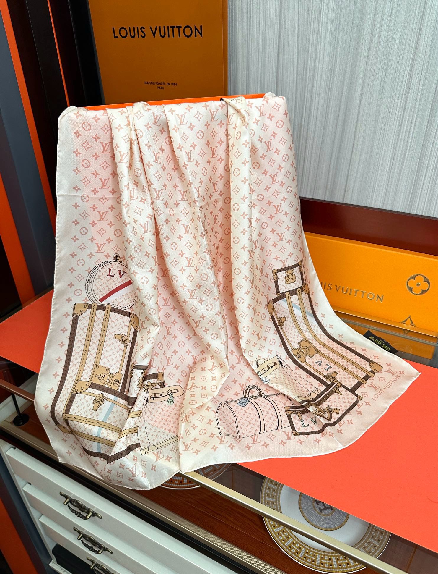 上新2025 最新款LV🌟【经典款式】真丝方巾，买了都说好👍下手一定要快【高端 大爱❤️女人尤物 】货极