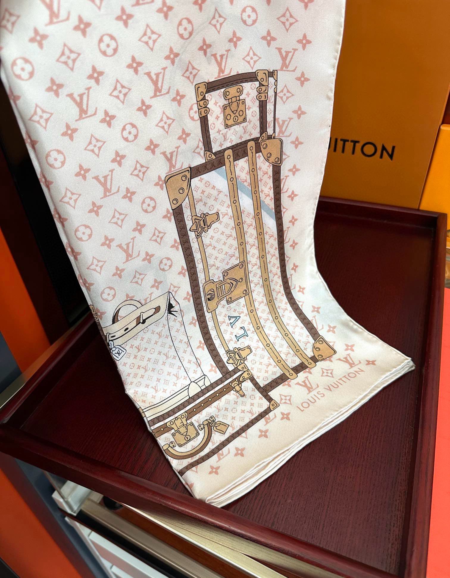 上新2025 最新款LV🌟【经典款式】真丝方巾，买了都说好👍下手一定要快【高端 大爱❤️女人尤物 】货极