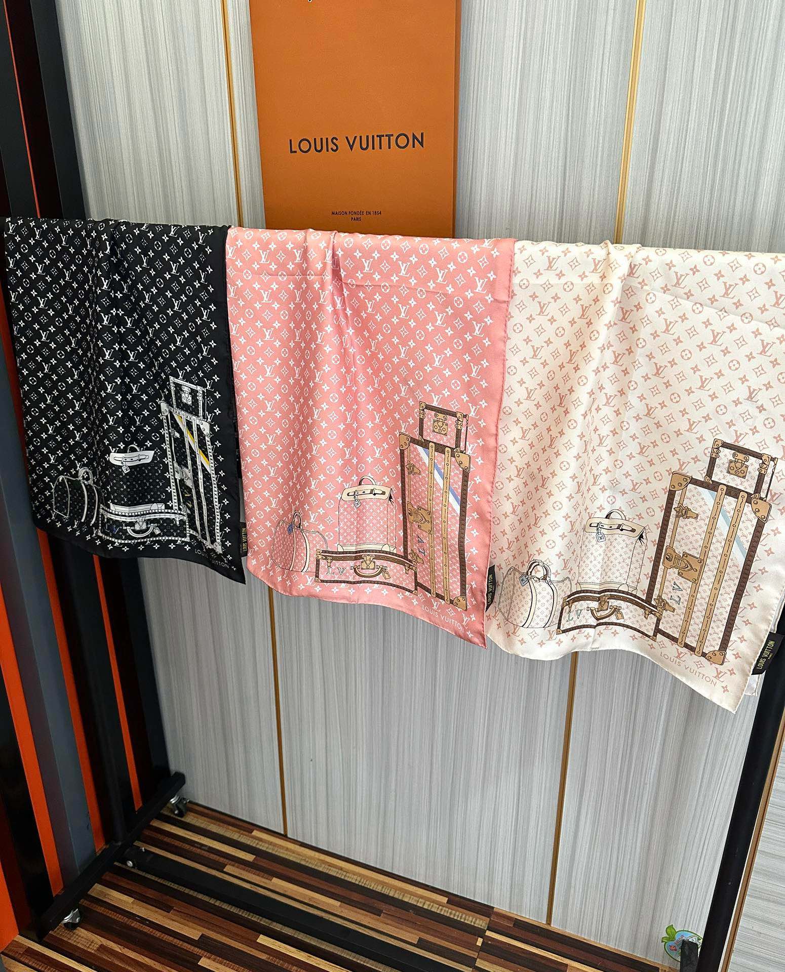 上新2025 最新款LV🌟【经典款式】真丝方巾，买了都说好👍下手一定要快【高端 大爱❤️女人尤物 】货极