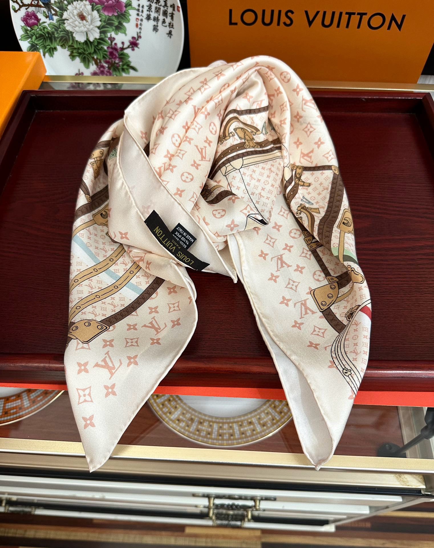 上新2025 最新款LV🌟【经典款式】真丝方巾，买了都说好👍下手一定要快【高端 大爱❤️女人尤物 】货极