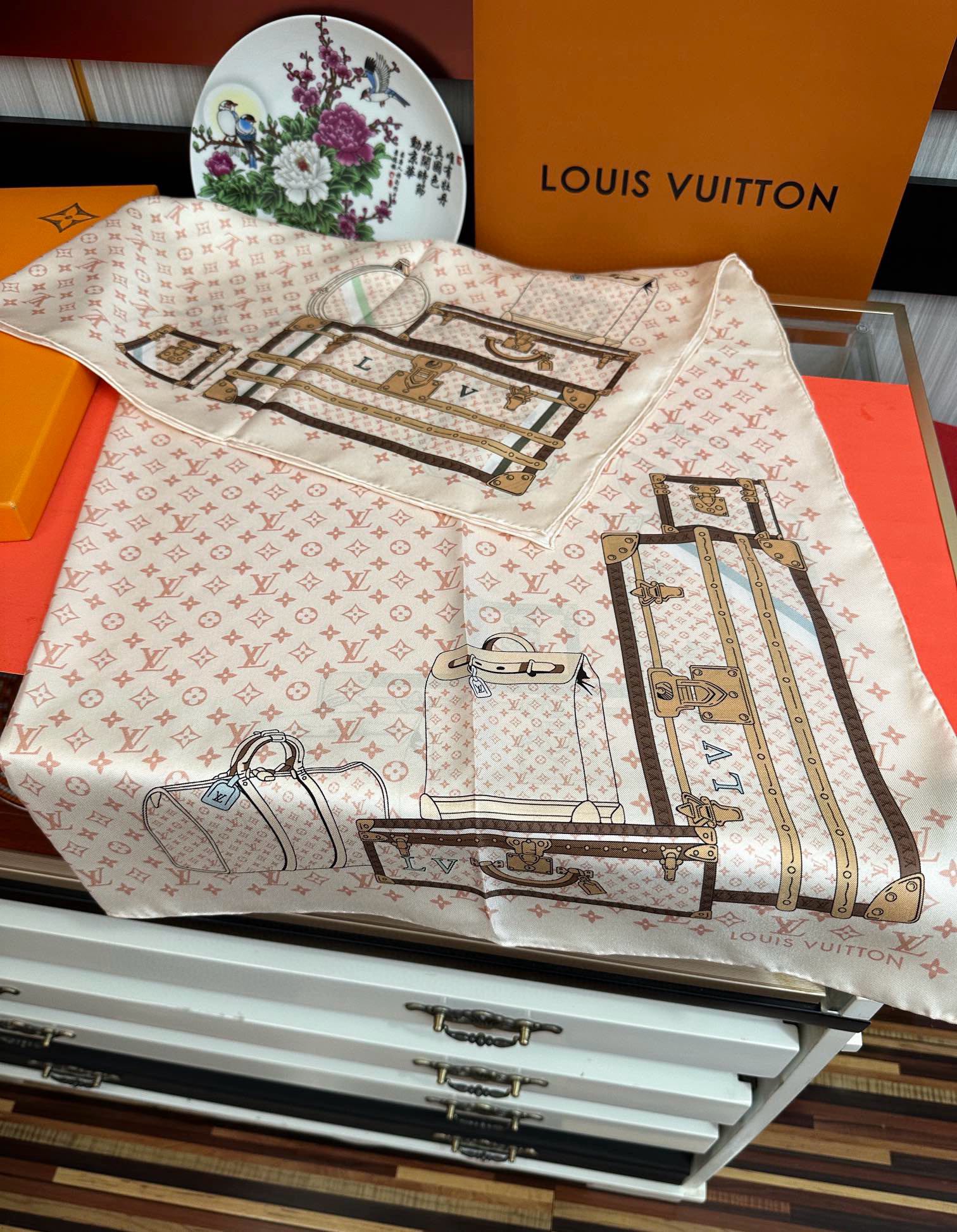 上新2025 最新款LV🌟【经典款式】真丝方巾，买了都说好👍下手一定要快【高端 大爱❤️女人尤物 】货极