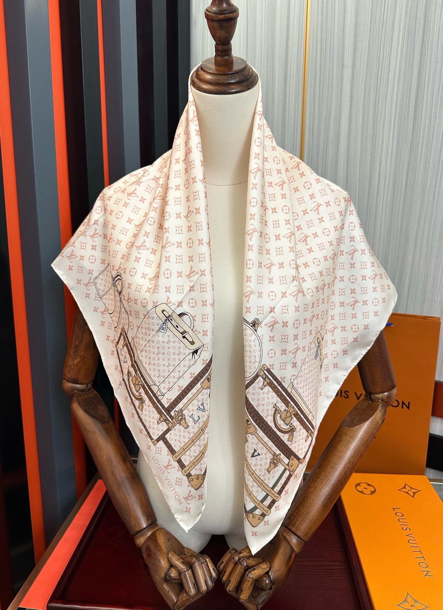 上新2025 最新款LV🌟【经典款式】真丝方巾，买了都说好👍下手一定要快【高端 大爱❤️女人尤物 】货极