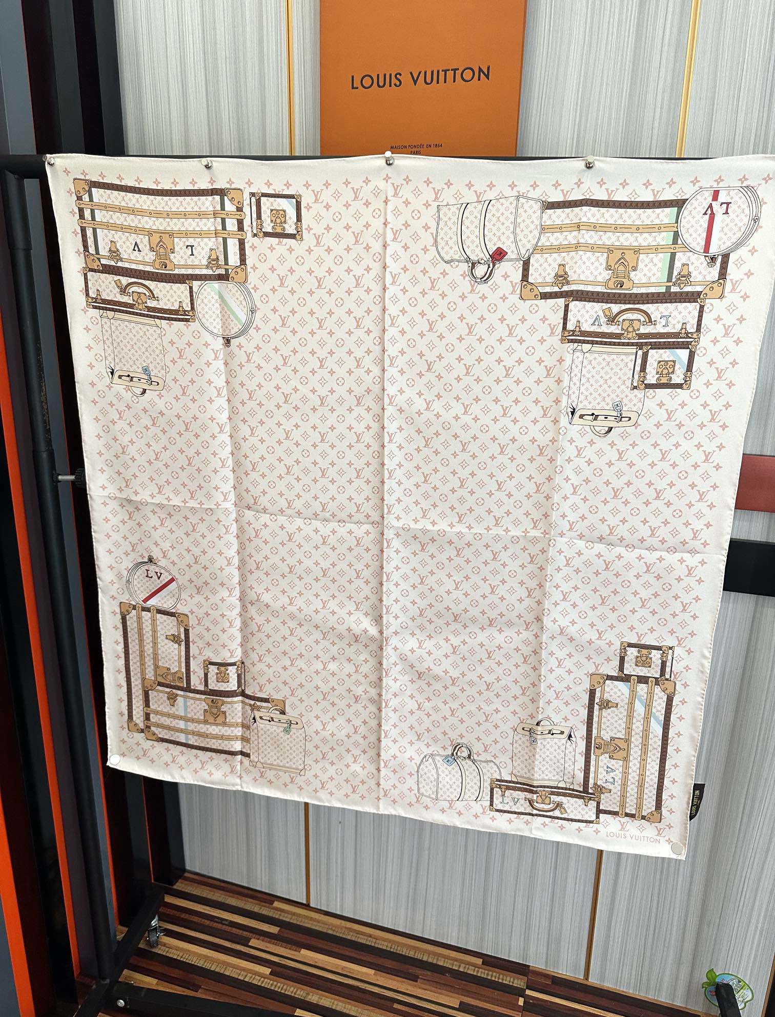 上新2025 最新款LV🌟【经典款式】真丝方巾，买了都说好👍下手一定要快【高端 大爱❤️女人尤物 】货极