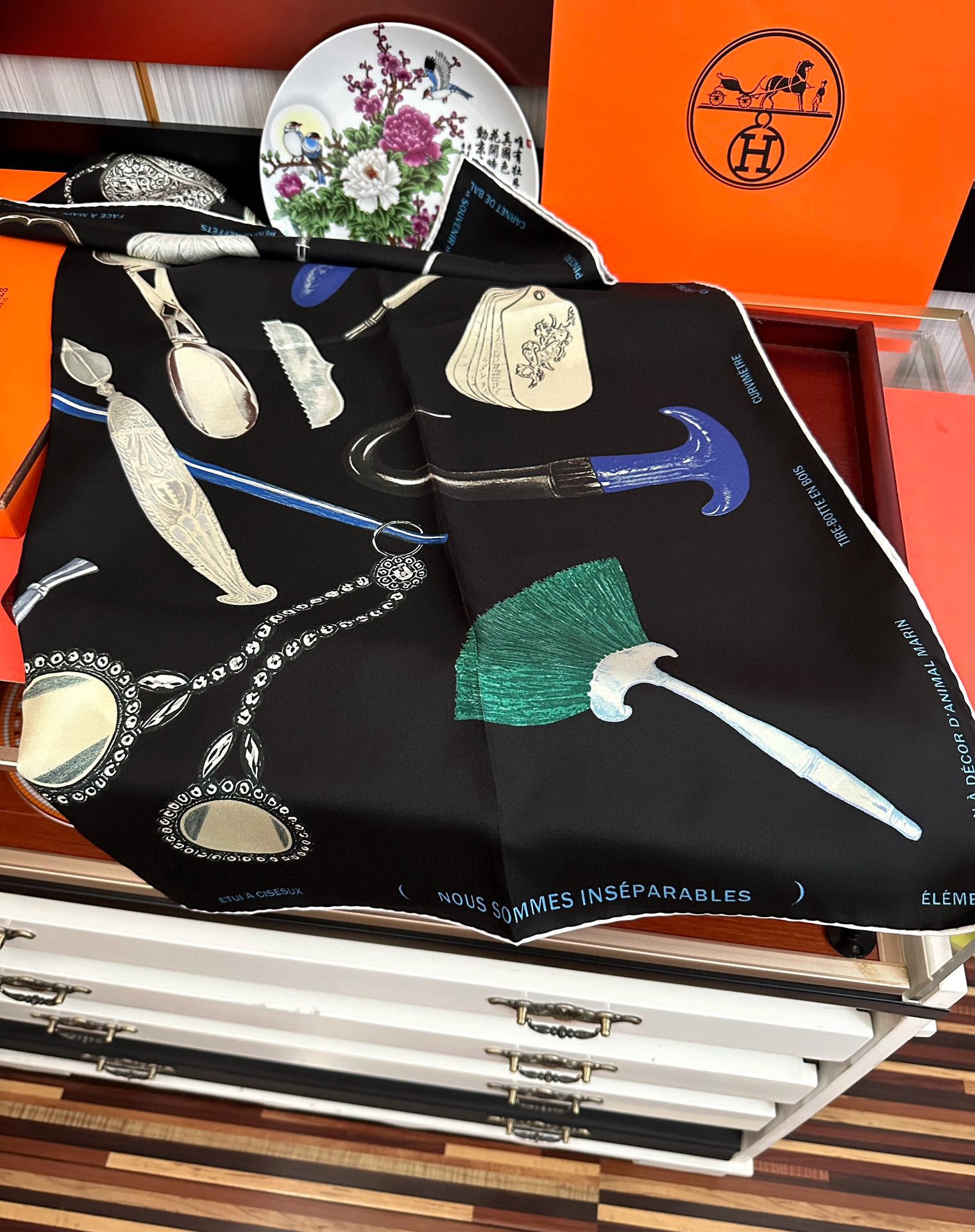 🔥2080 最新款 HERMES 重磅庆祝【形影相随】方巾嘴唇精简时髦，品质感很显好得意好搭到上瘾的丝巾