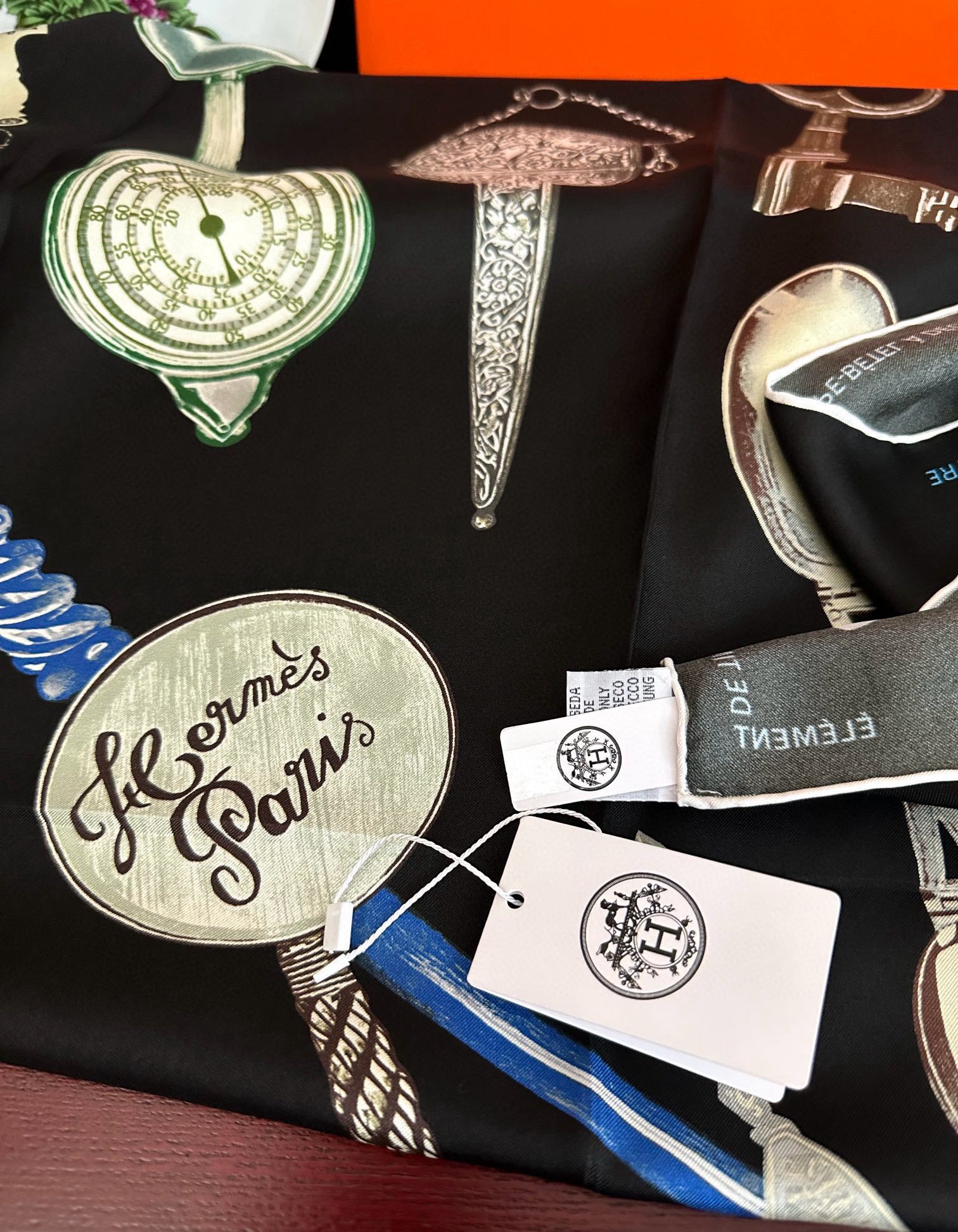 🔥2080 最新款 HERMES 重磅庆祝【形影相随】方巾嘴唇精简时髦，品质感很显好得意好搭到上瘾的丝巾