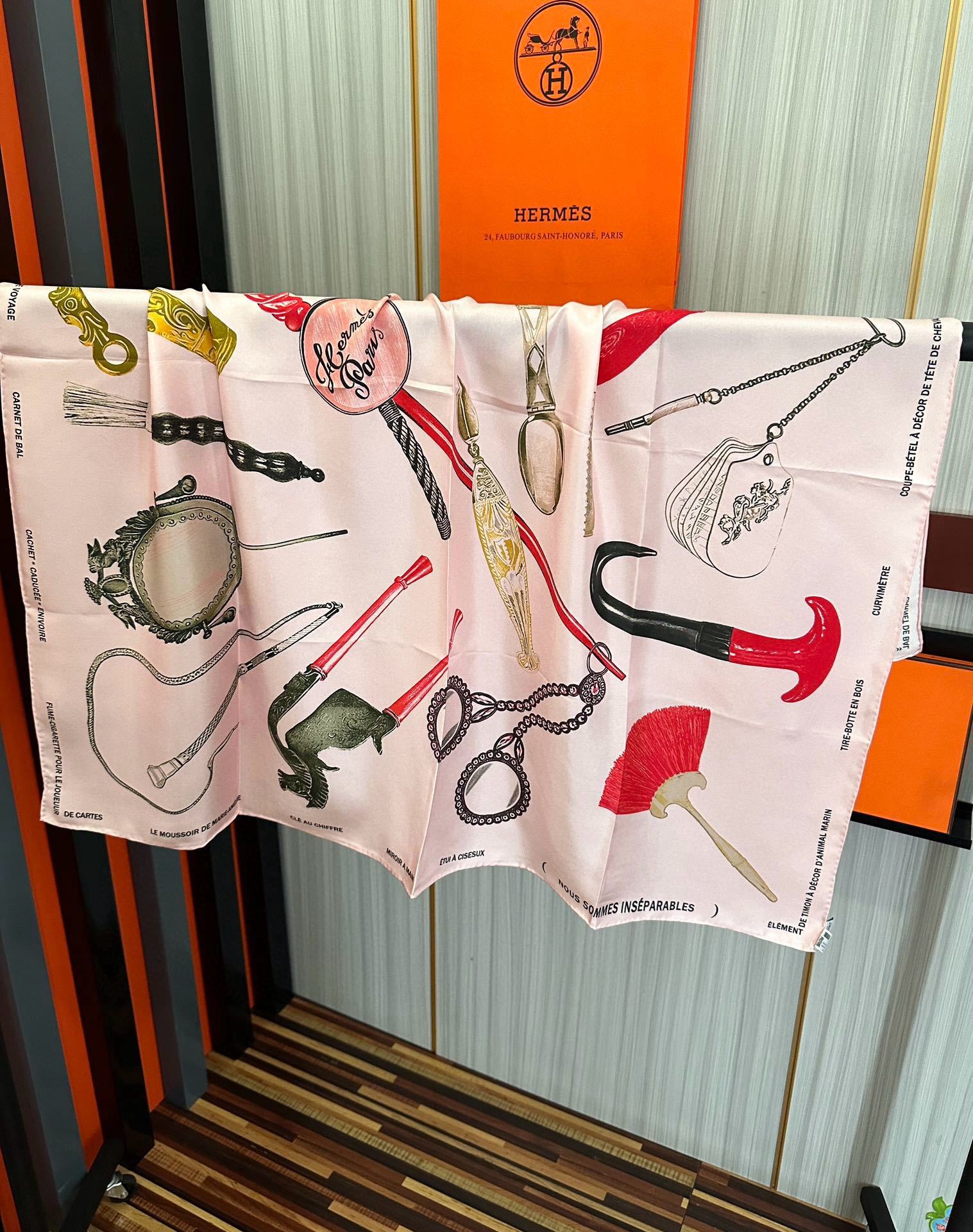 🔥2080 最新款 HERMES 重磅庆祝【形影相随】方巾嘴唇精简时髦,品质感很显好得意好搭到上瘾的丝巾