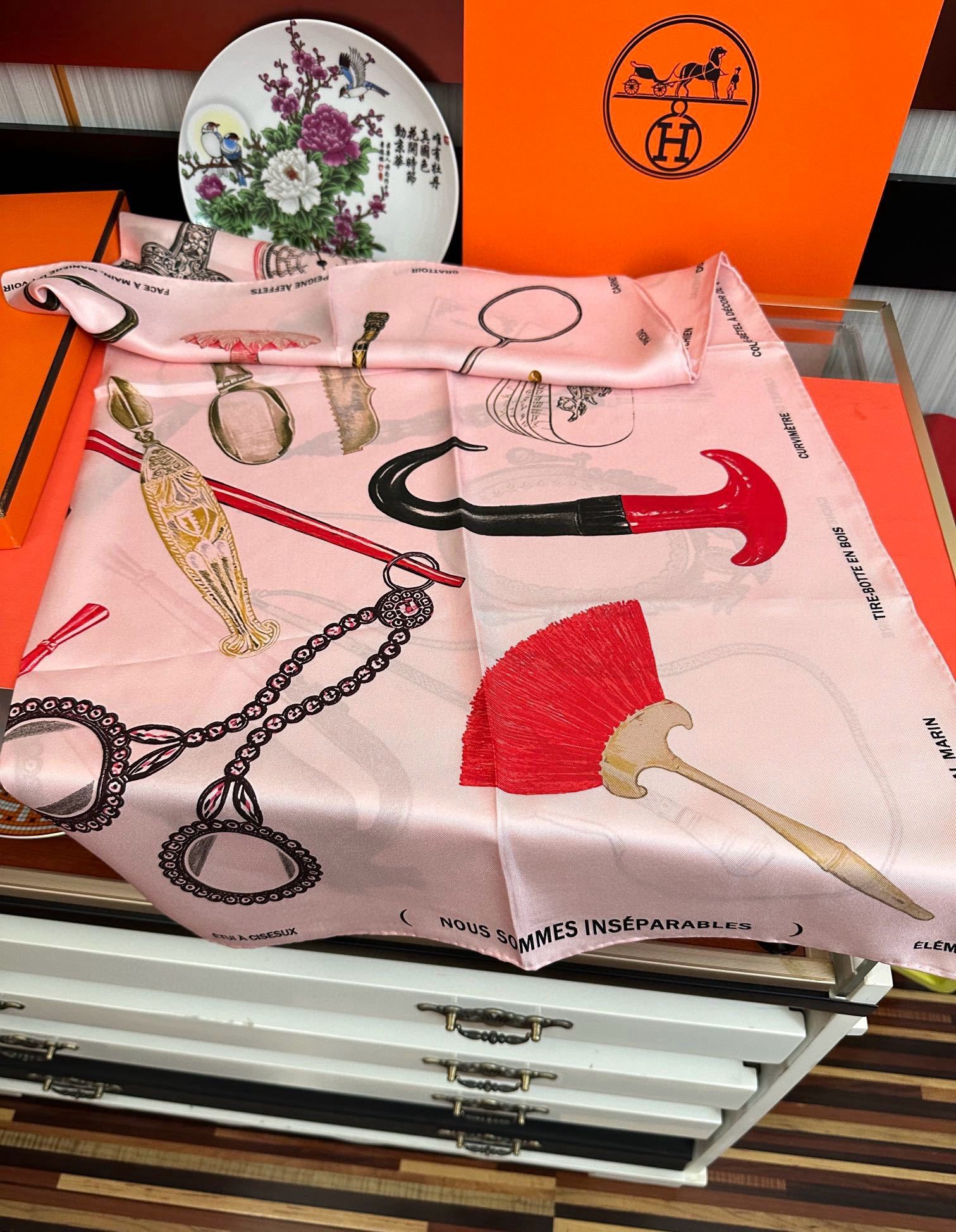 🔥2080 最新款 HERMES 重磅庆祝【形影相随】方巾嘴唇精简时髦,品质感很显好得意好搭到上瘾的丝巾