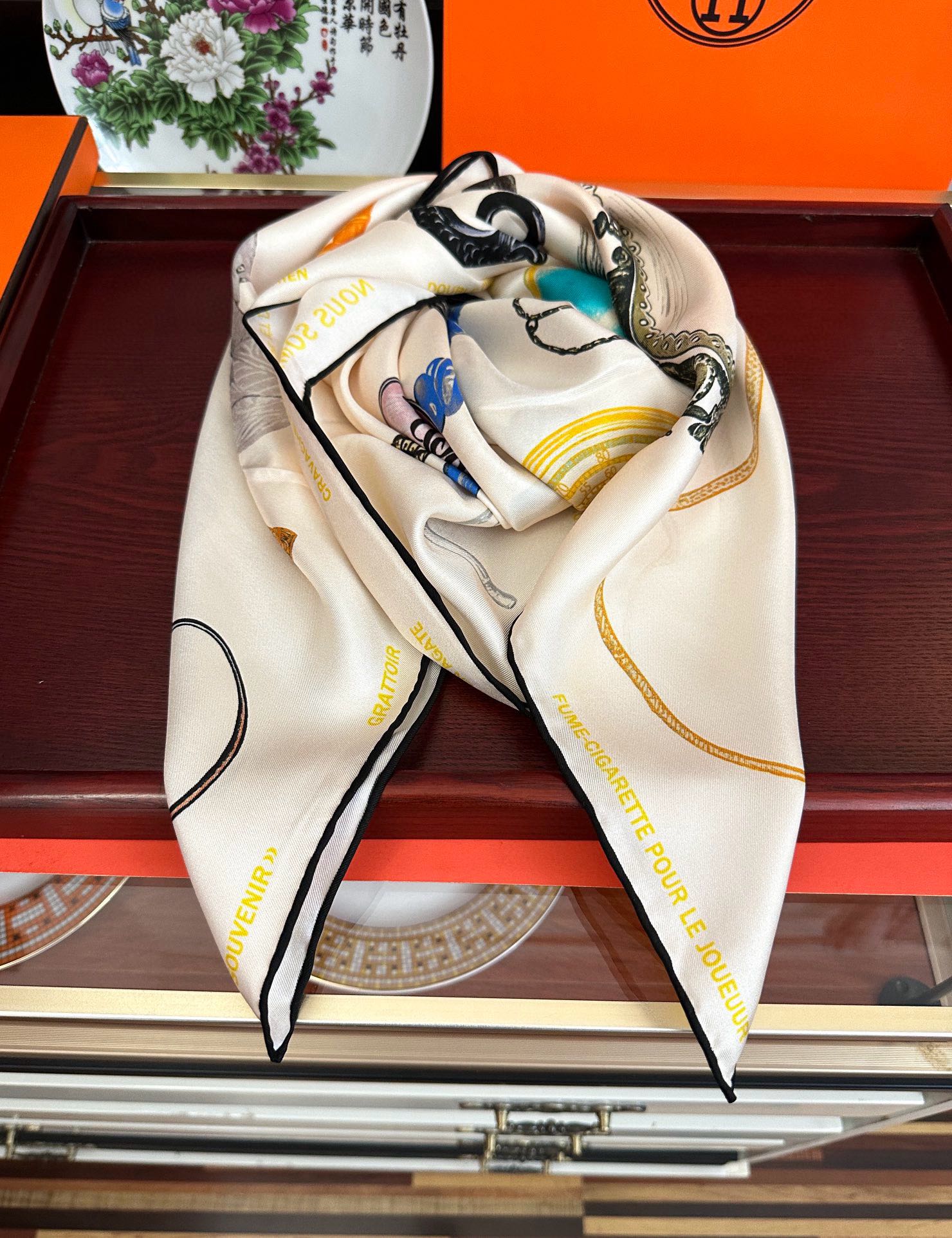 🔥2080 最新款 HERMES 重磅庆祝【形影相随】方巾嘴唇精简时髦，品质感很显好得意好搭到上瘾的丝巾