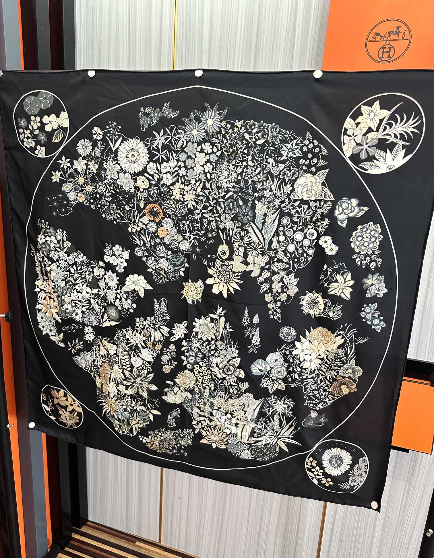 上新2025。HERMES 重磅庆祝【花绘地图】方巾嘴唇精简时髦，品质感很显好得意好搭到上瘾的丝巾色带着