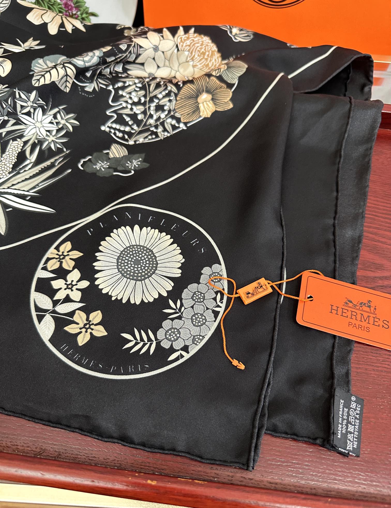 上新2025。HERMES 重磅庆祝【花绘地图】方巾嘴唇精简时髦，品质感很显好得意好搭到上瘾的丝巾色带着